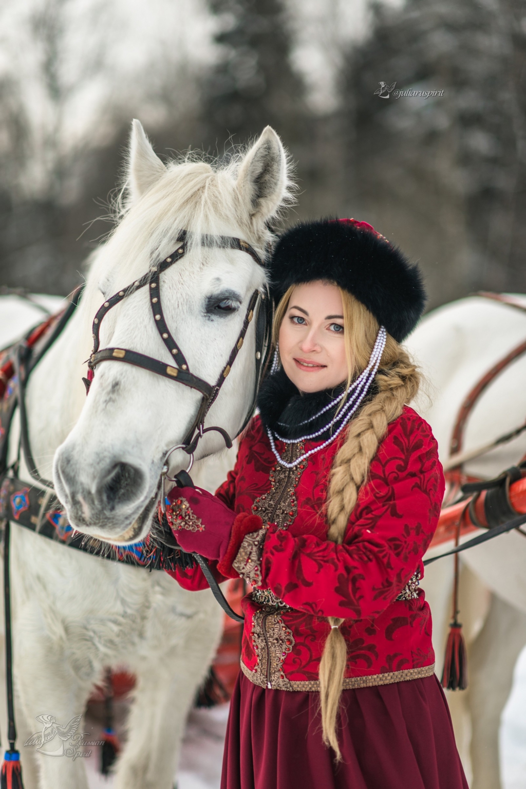 Девушка на фотосессии в русском народном костюме с лошадью 