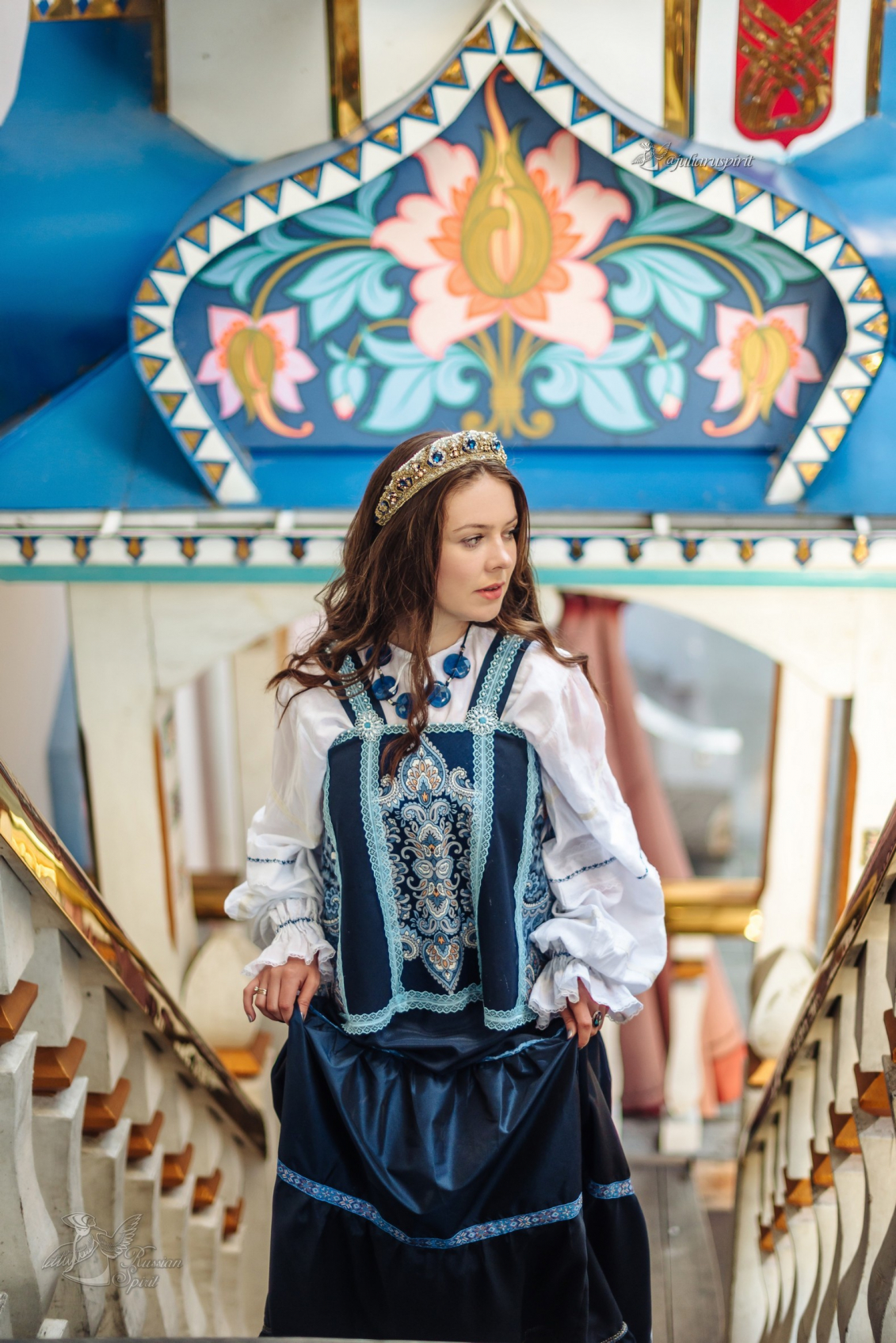 фотосессия девушка на лестнице в платье в русском стиле