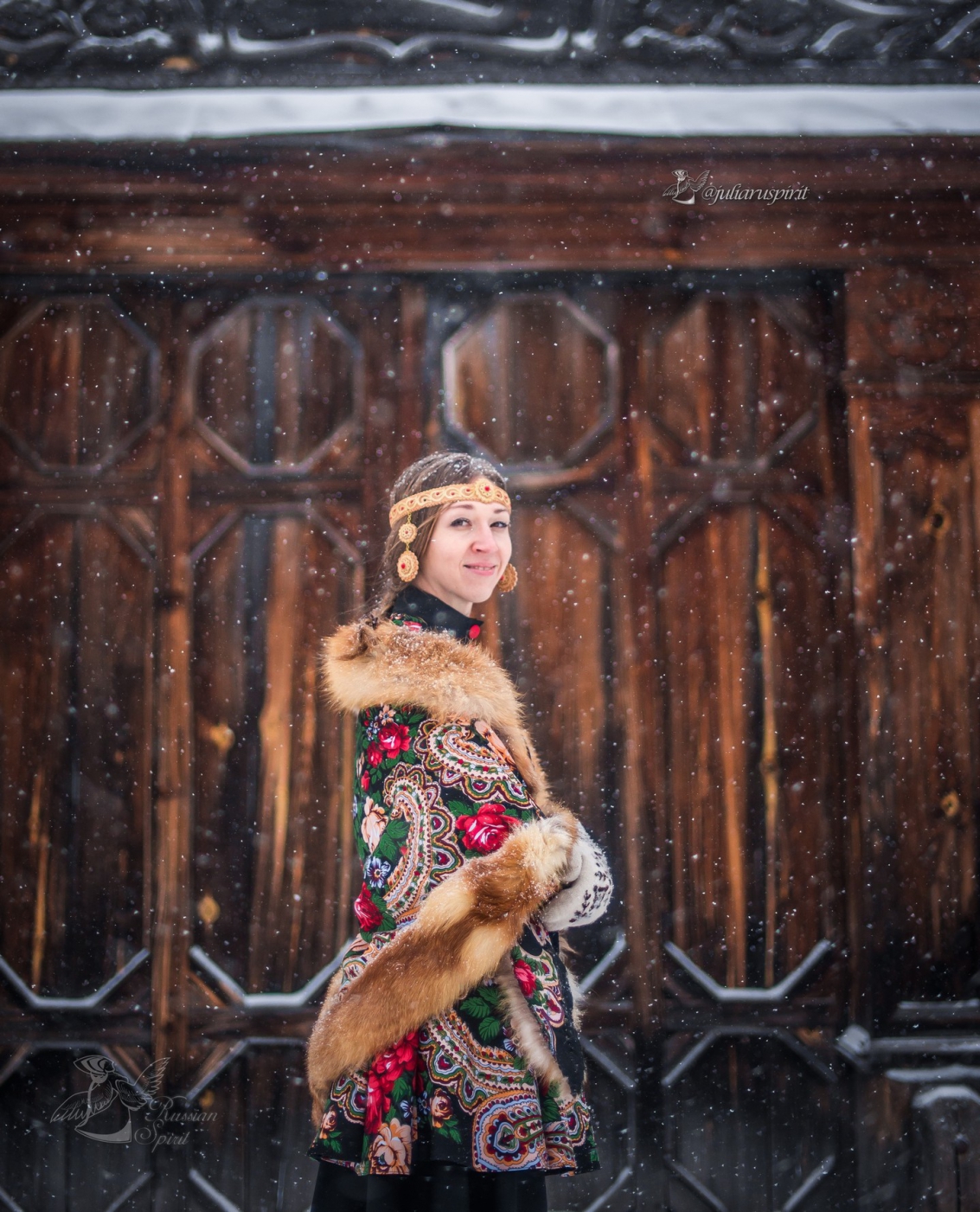 девушка на фоне деревянного кремля в русском стиле