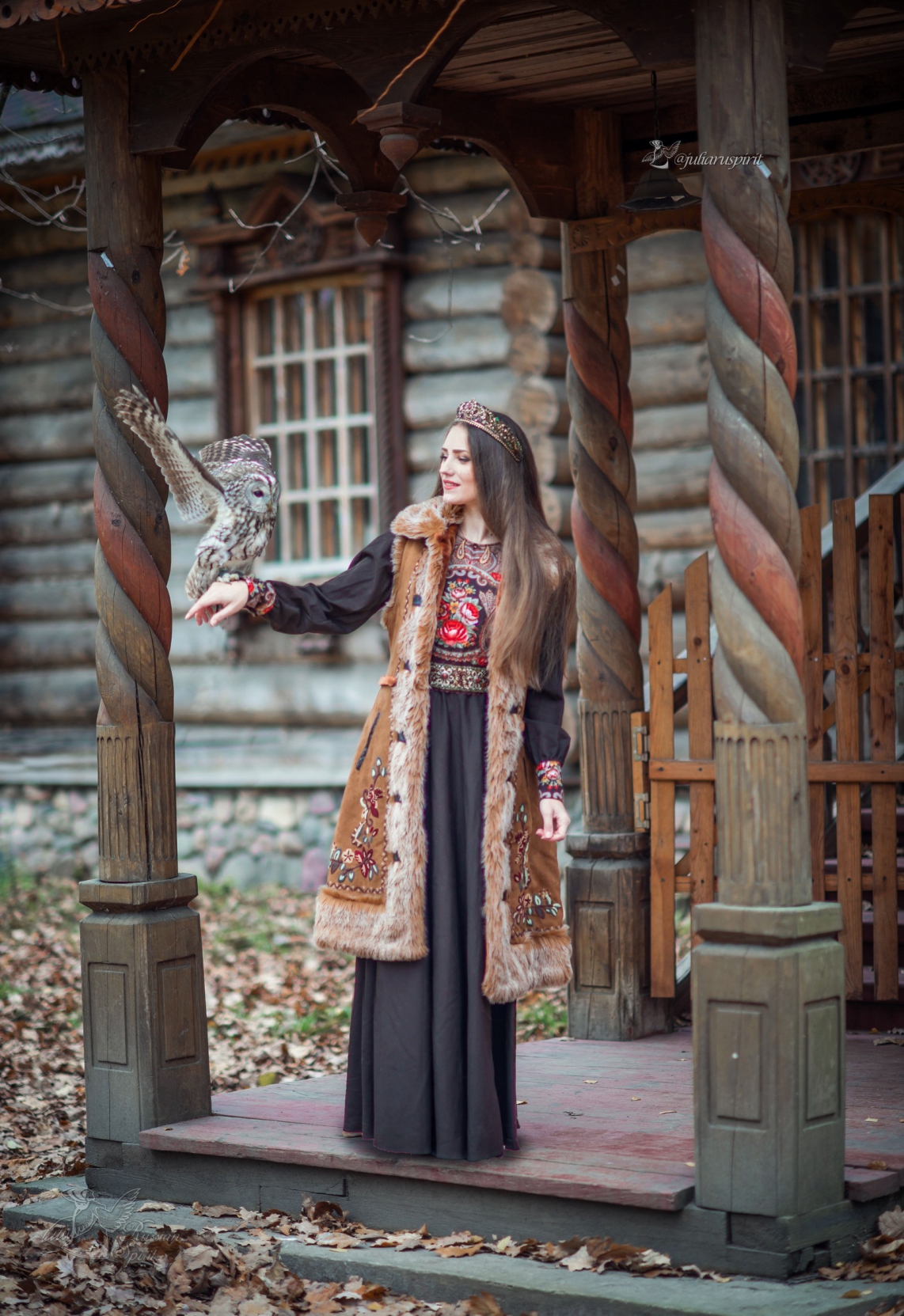 Девушка в коричневом платье в русском стиле и меховой жилетке с совой