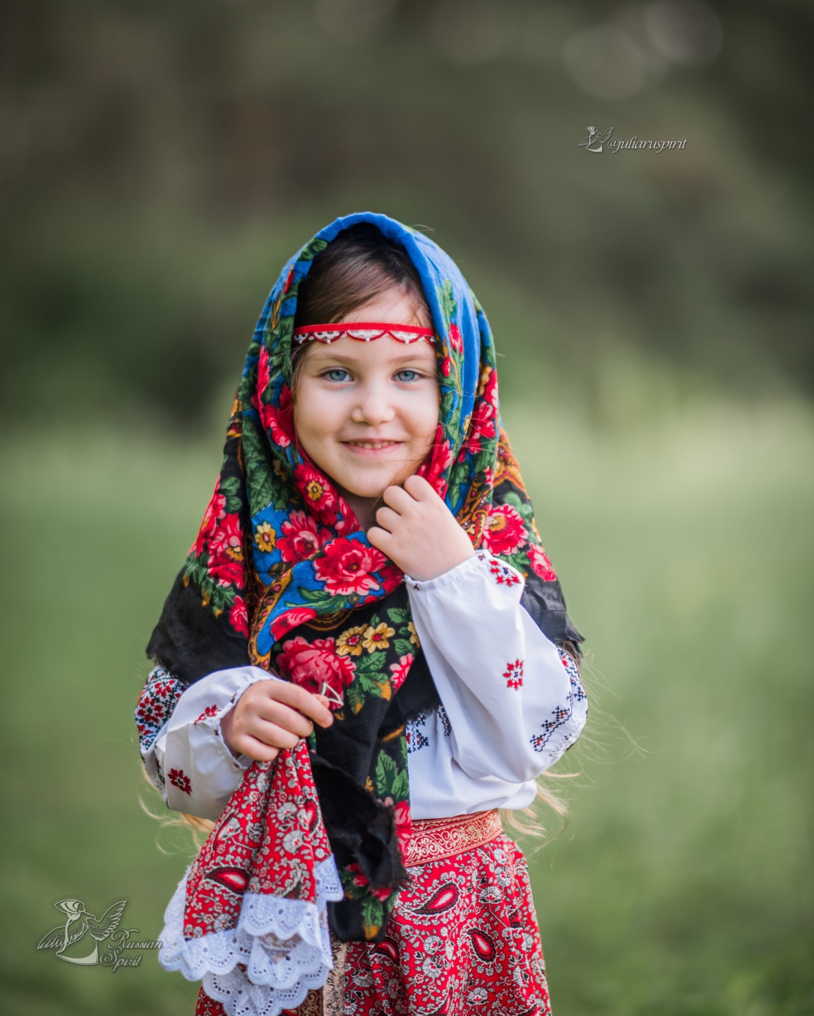 Девочка в русском народном костюме для фотосессий