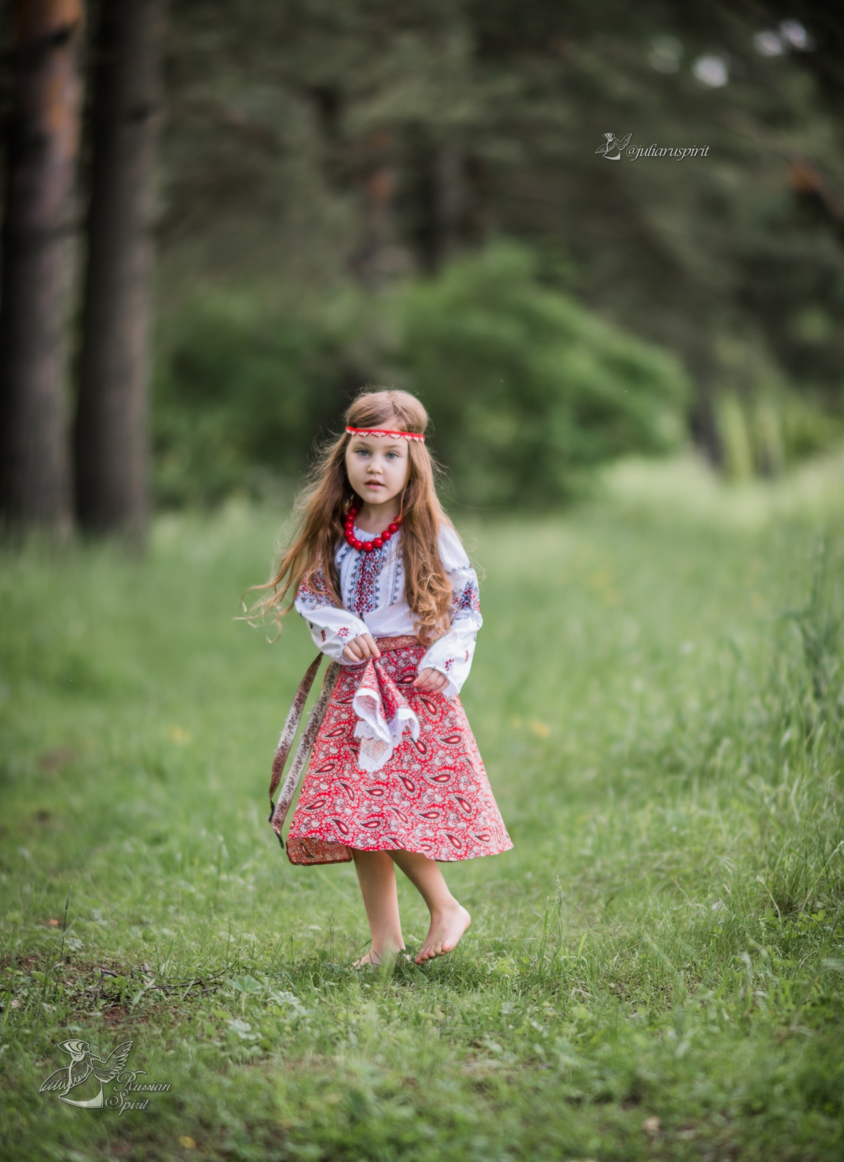 Девочка в русском народном костюме на фоне леса