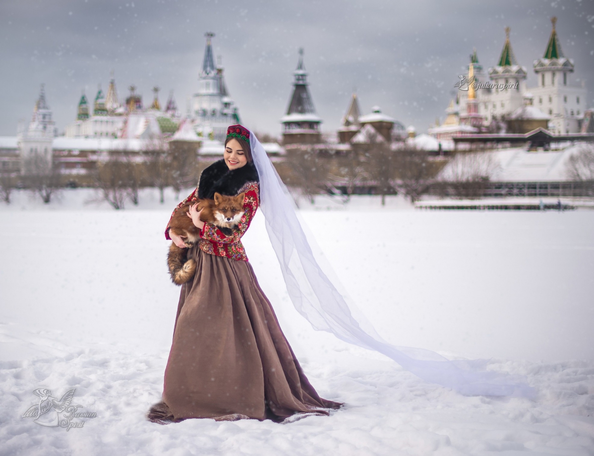 Девушка с лисой на руках на фоне измейловского кремля