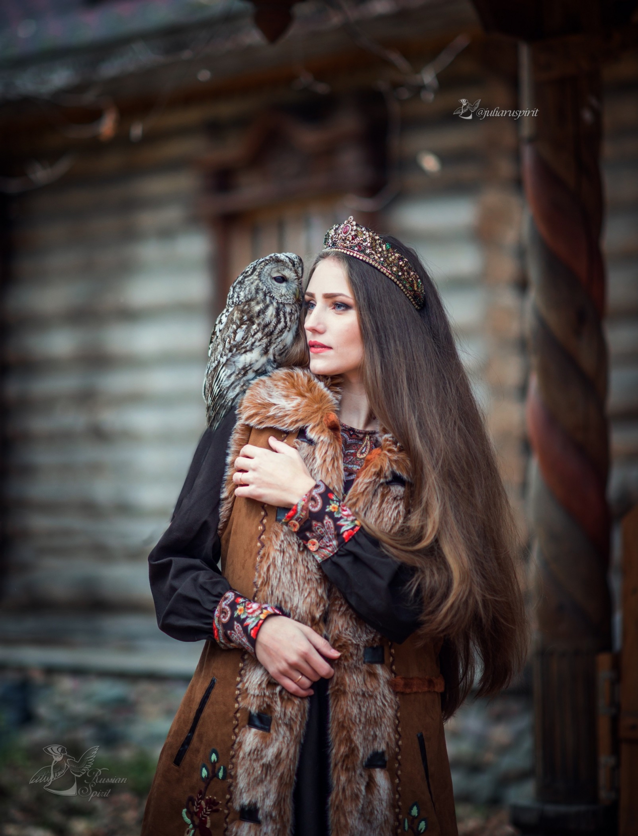 Девушка в костюме в русском стиле  с совой