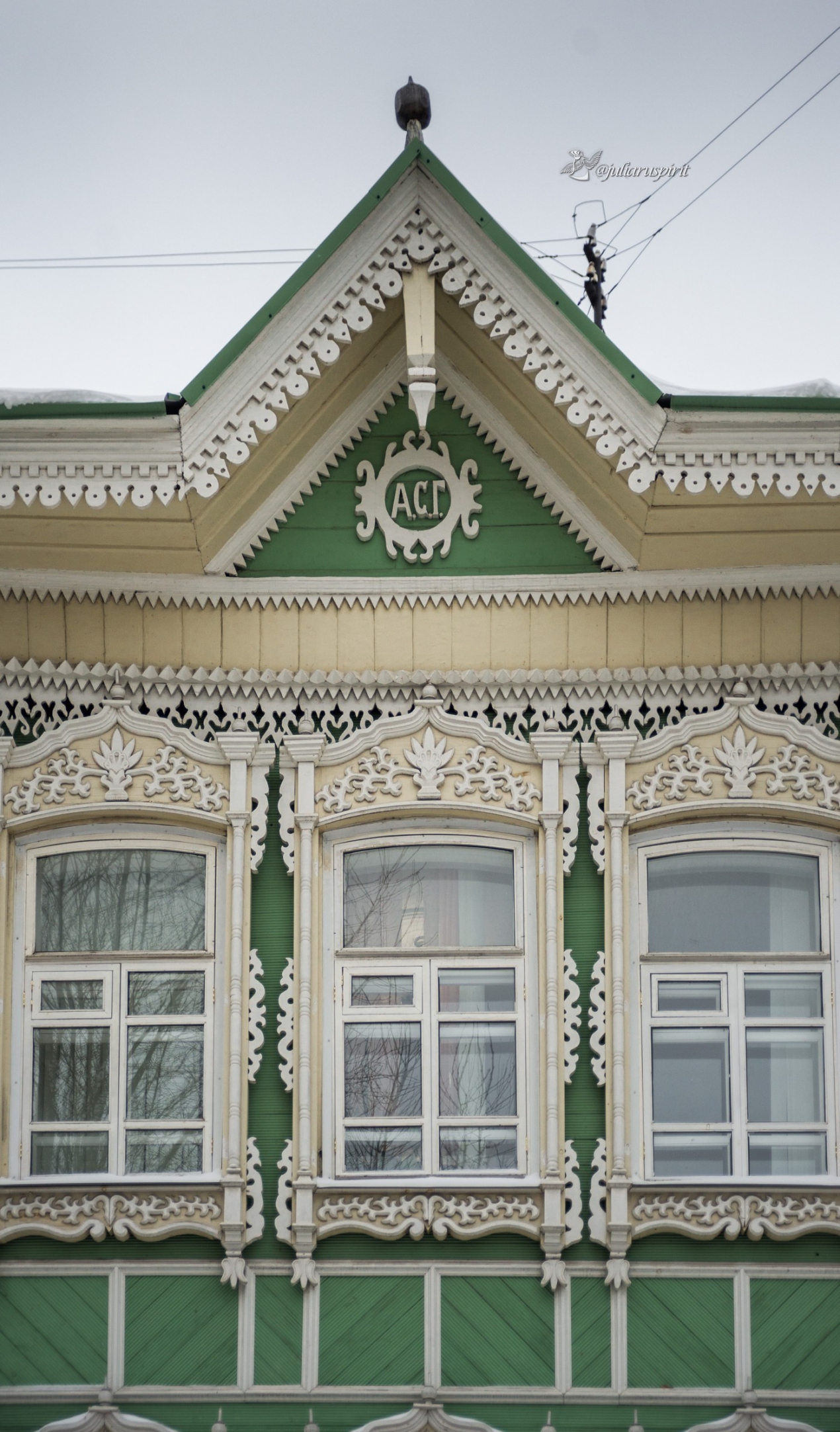 Узоры на деревянном доме в Томске