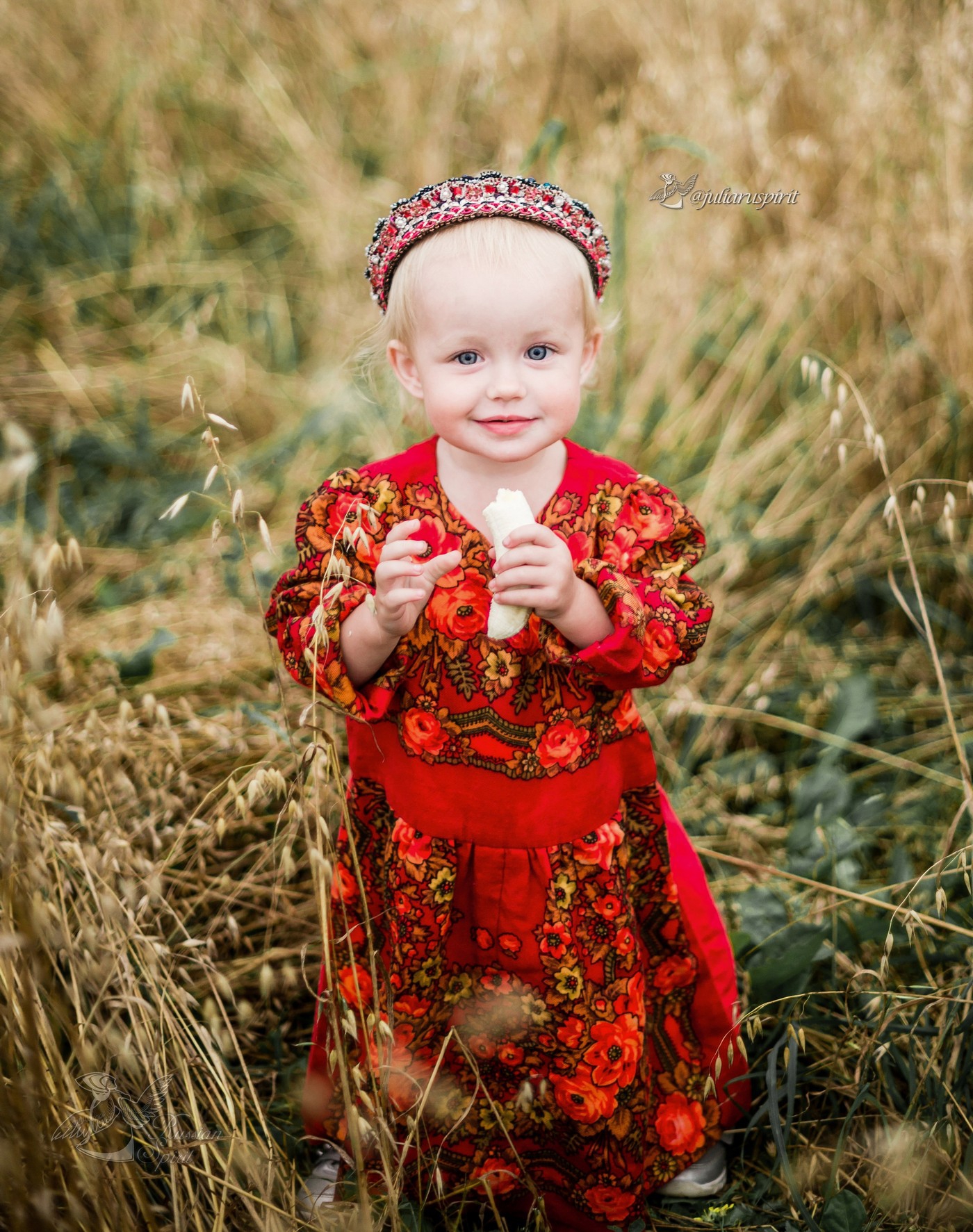 Девочка в национальном русском платье в поле