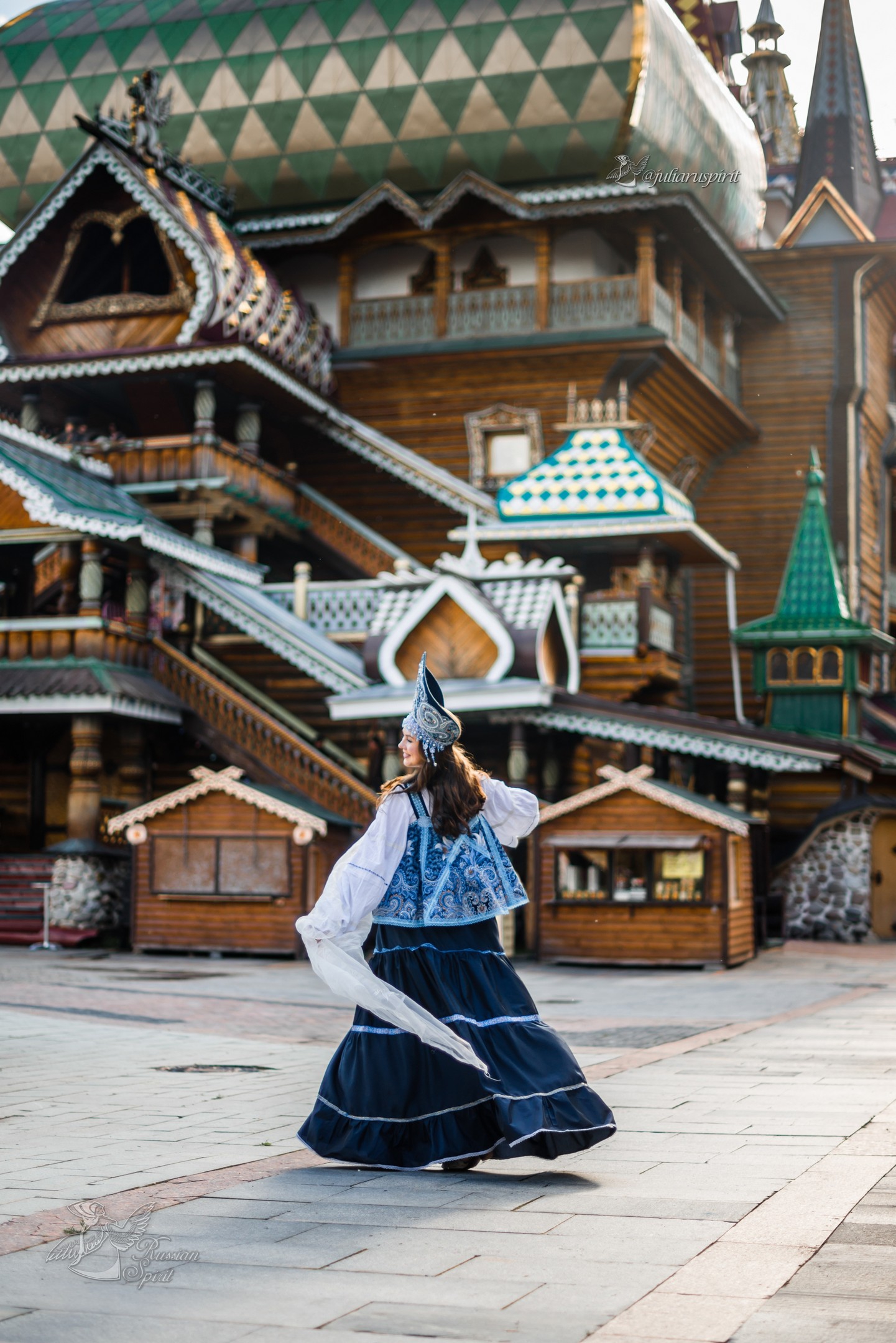 девушка на фоне деревянного кремля в русском стиле