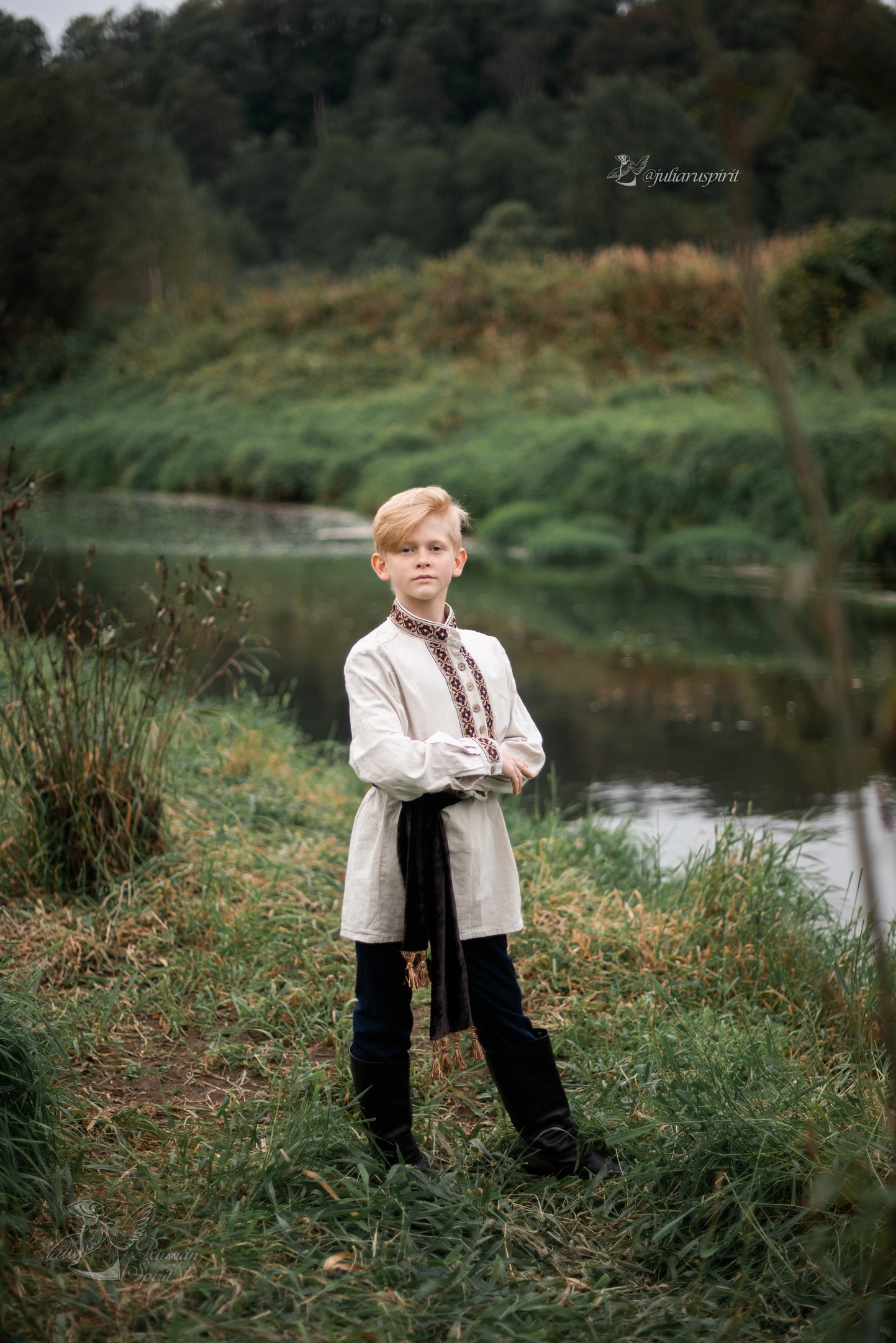 мальчик в льняной рубхе у реки