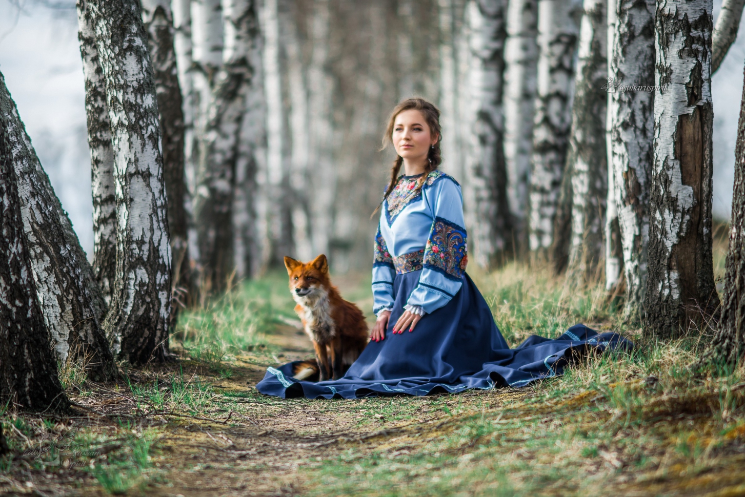 Девушка в русском народном платье с лисичкой в березках