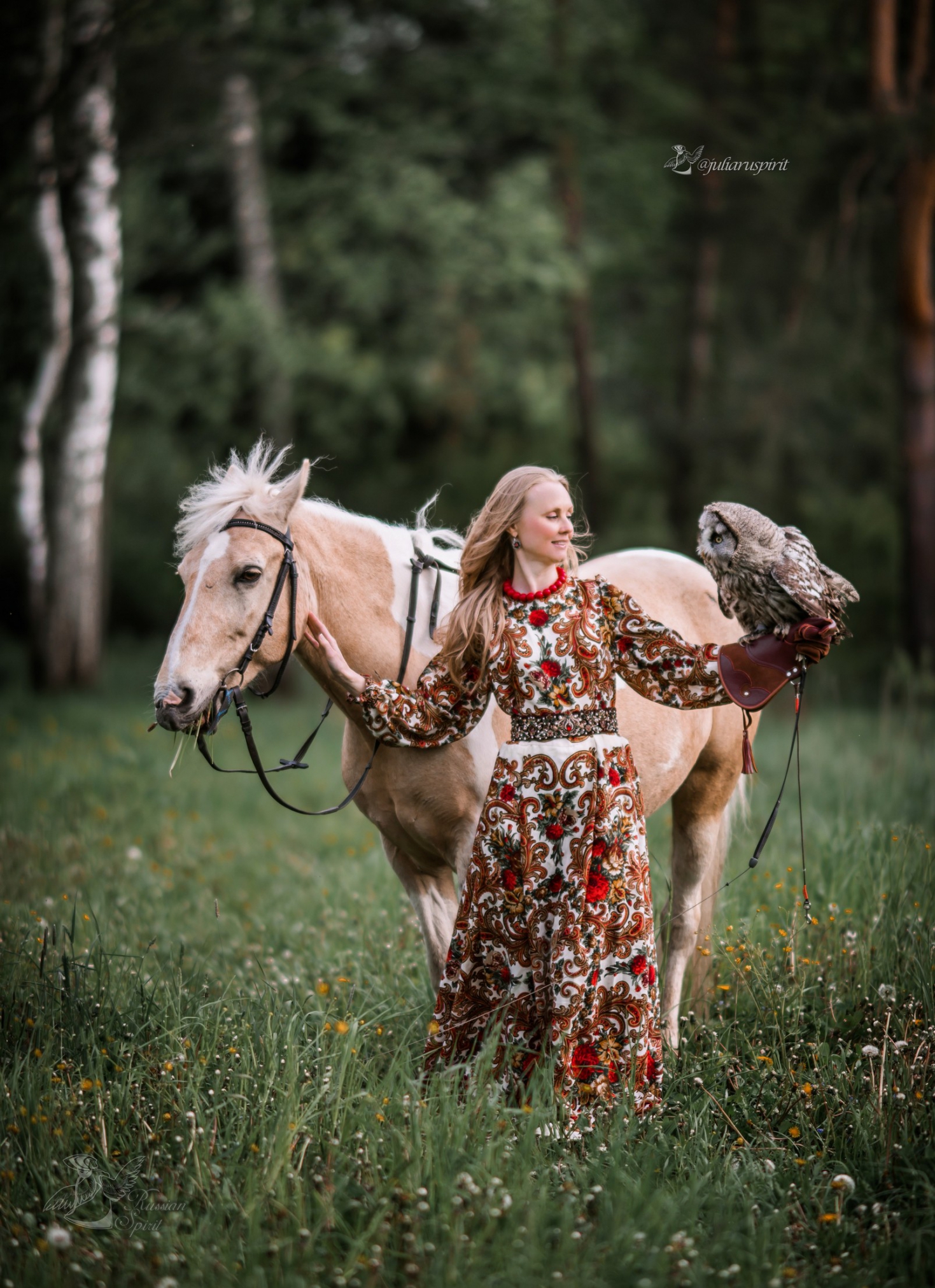 Девушка в русском народном платье фотосессия с лошадью и совой
