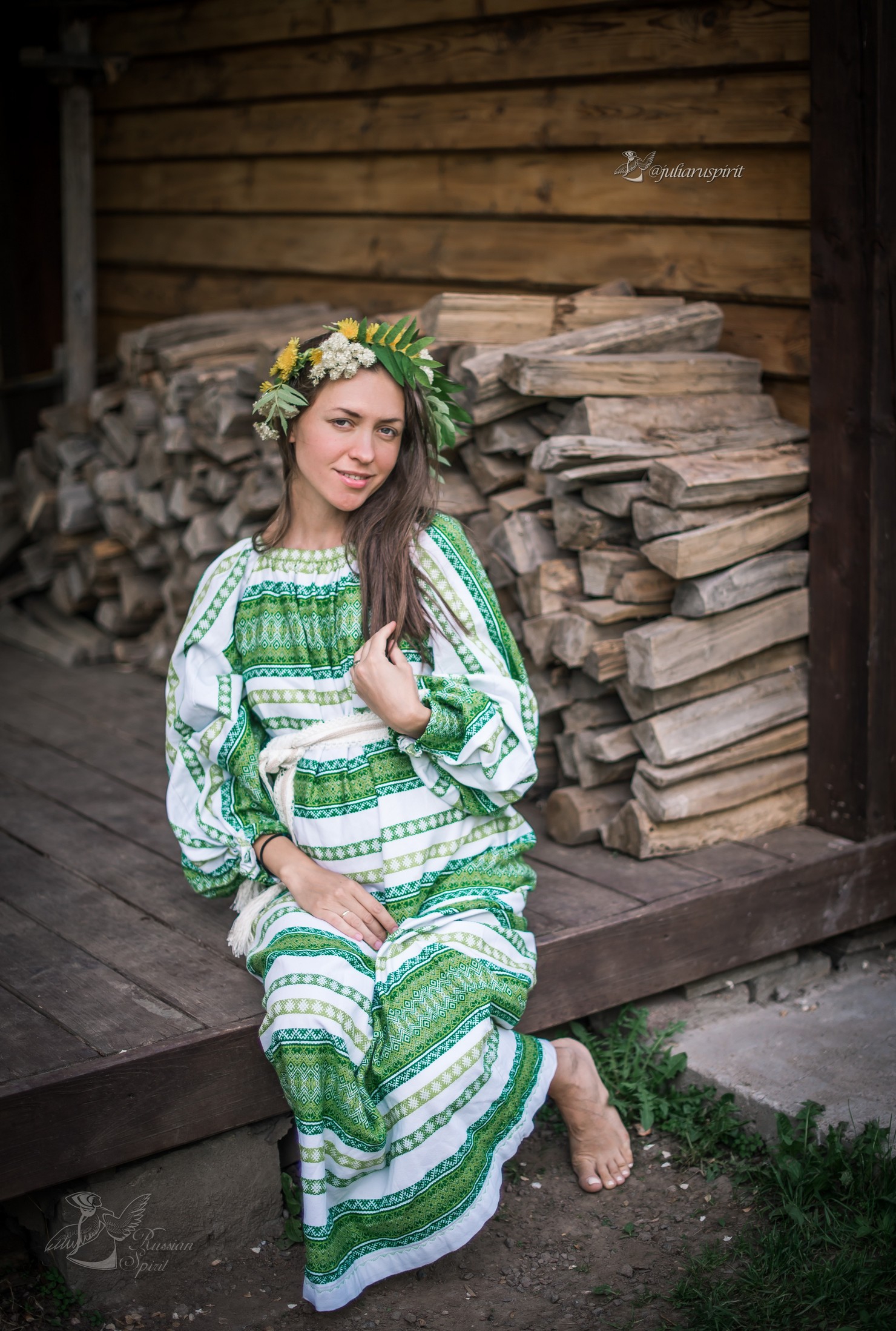 девушка в платье в русском стиле на крылечке у дровницы