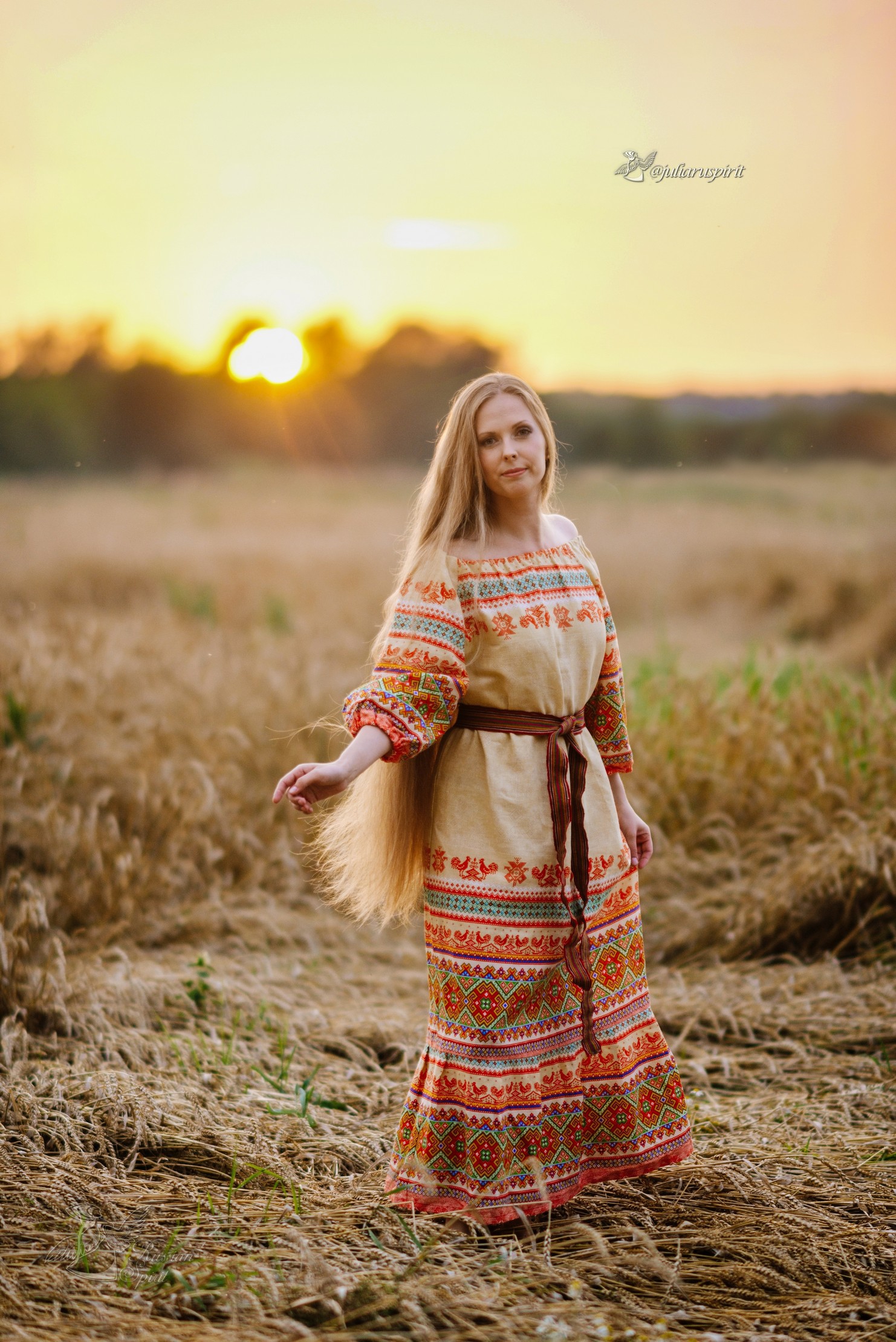 девушка в платье в русском стиле в поле на закате