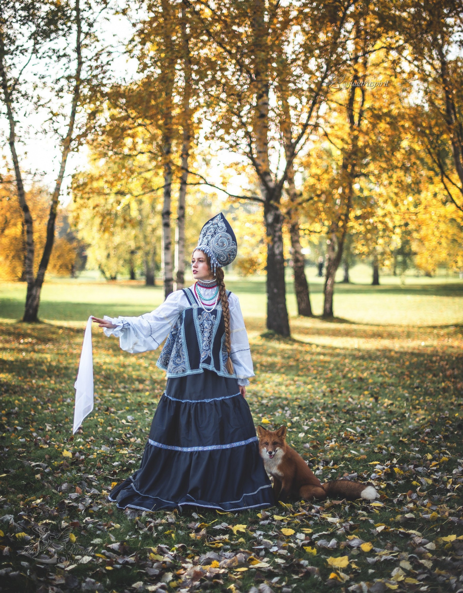 фотосессия девушка с лисой в платье в русском стиле