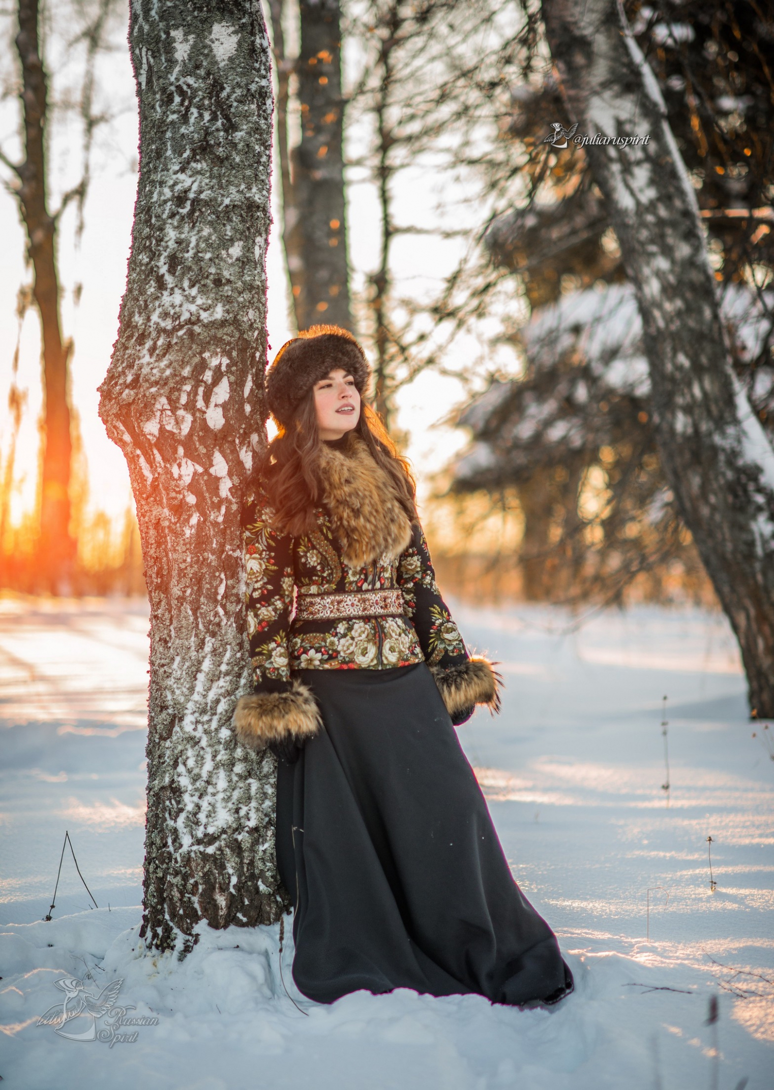 Девушка у березы в русском национально костюме - фотосессия в зимнем лесу