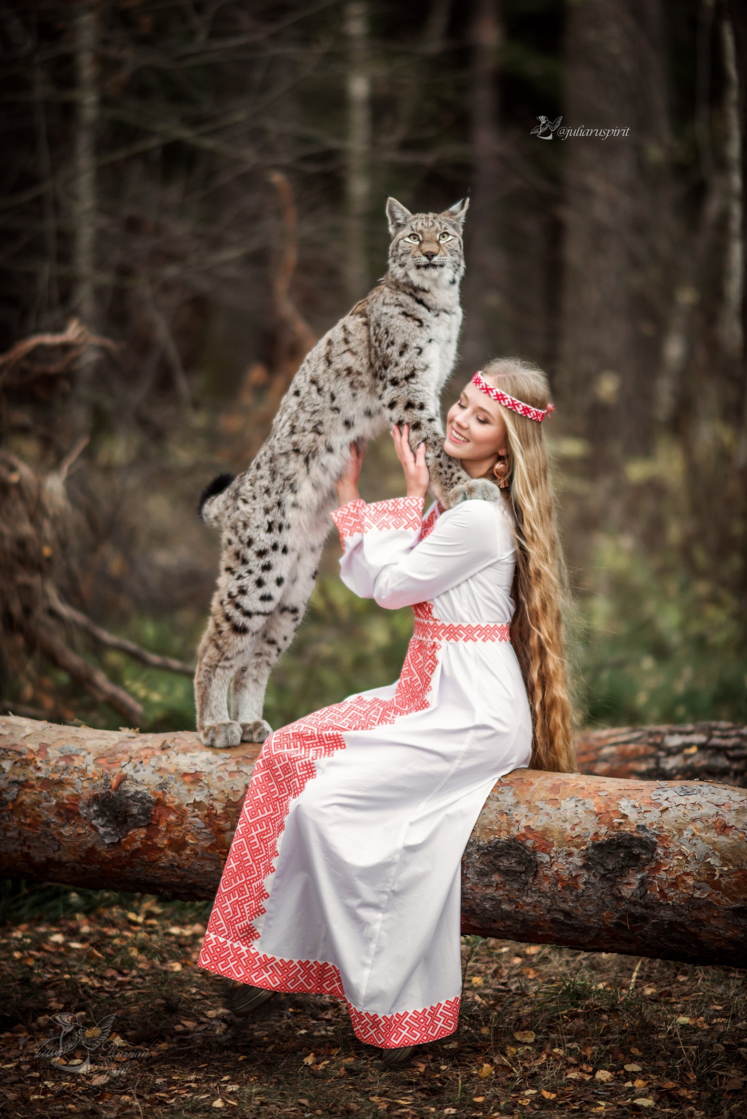 девушка в платье со славянским орнаментом гладит рысь