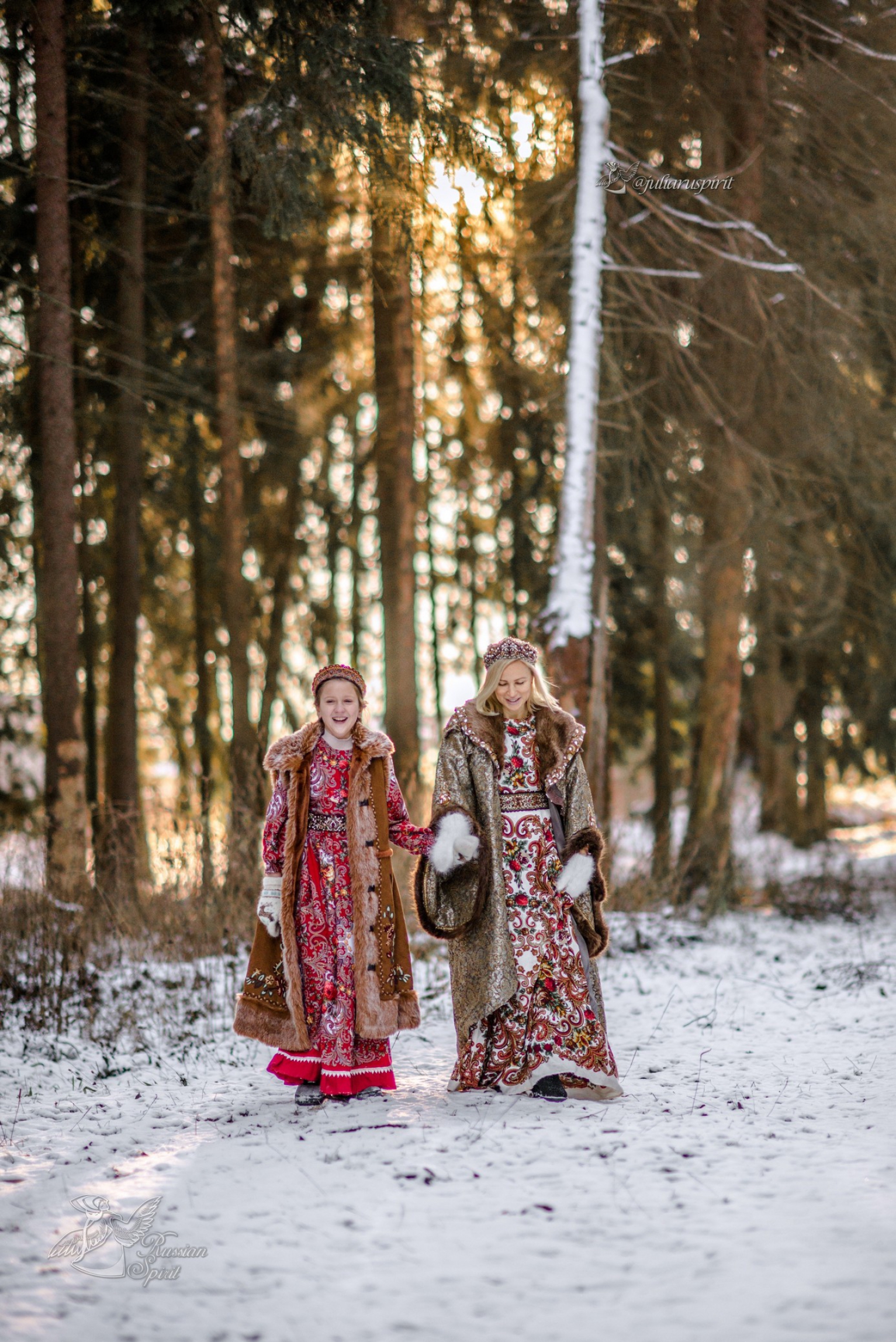 Мама с дочкой в русских народных костюмах зимой на фотосессии