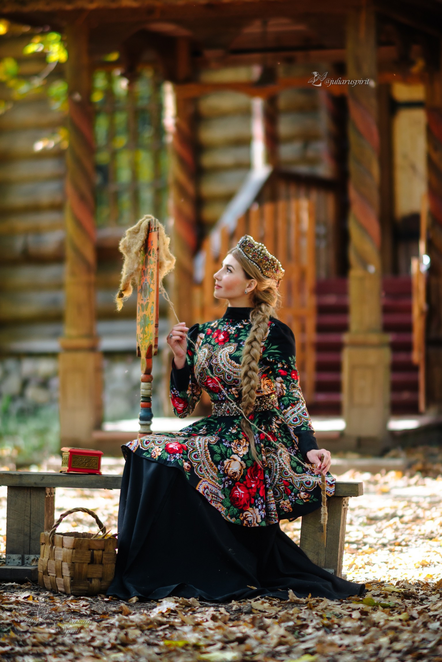 девушка в платье в русском стиле прядёт у терема