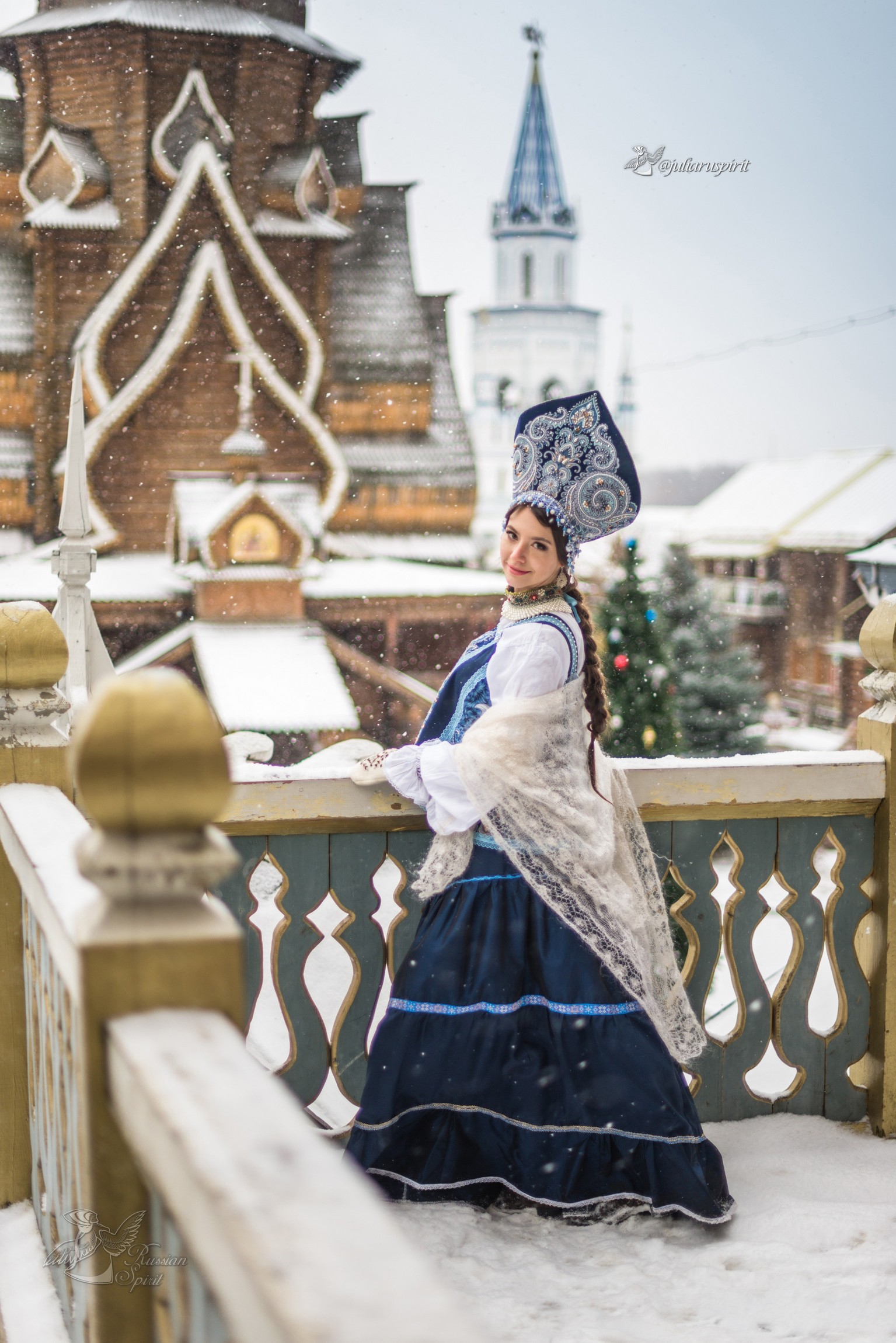 девушка на фоне деревянного кремля в русском стиле зимой