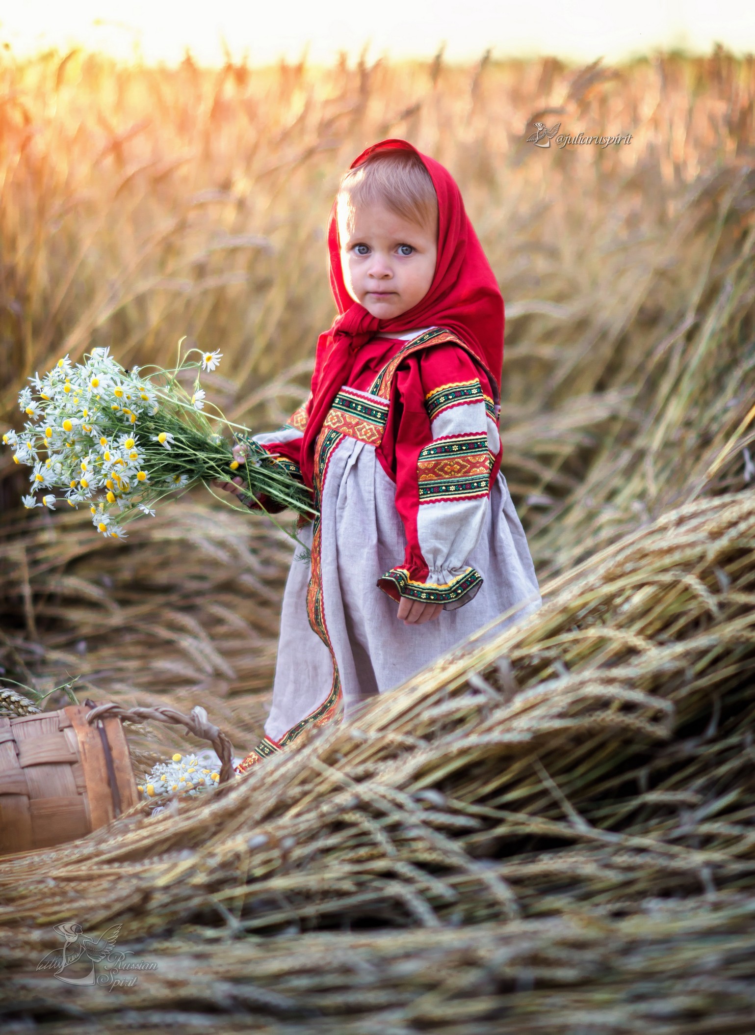 девочка в русском народном сарафане в поле с букетом