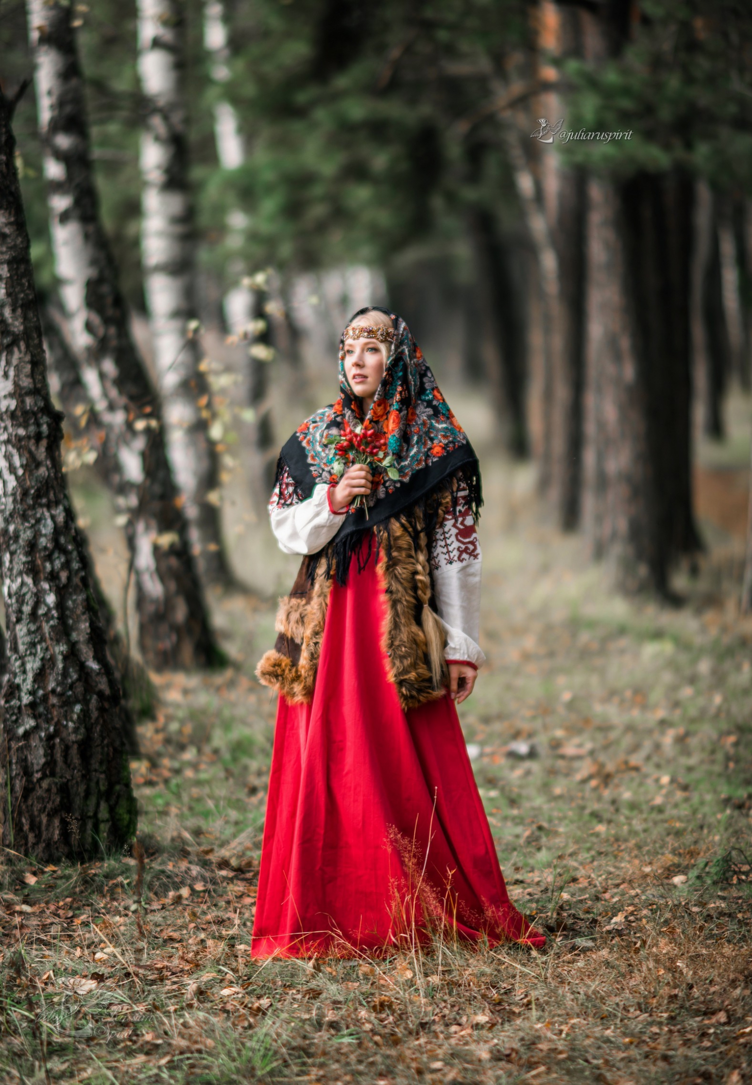 девушка в национальном русском костюме в березках