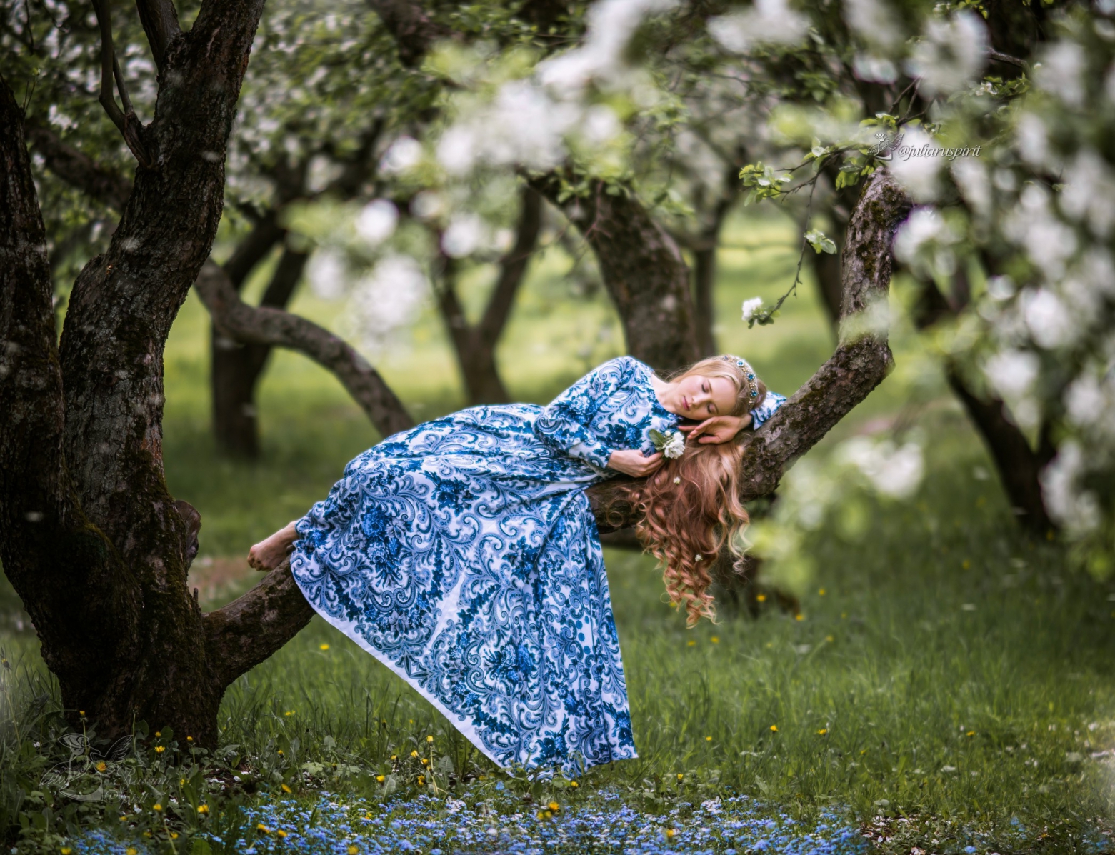 фотосессия в яблонях в платье Гжель