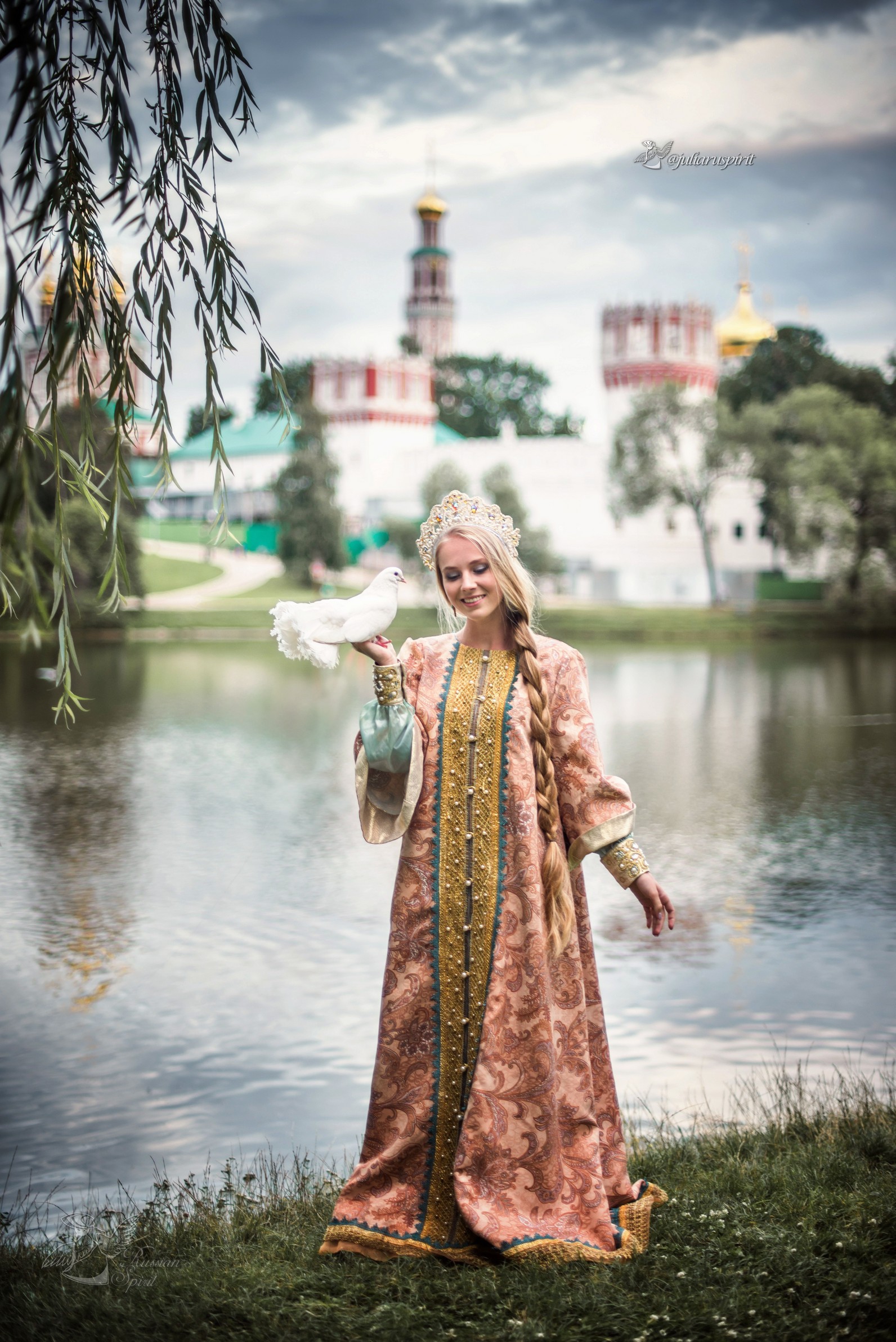 девушка  у пруда на фоне измайловского кремля в русском стиле с голубем