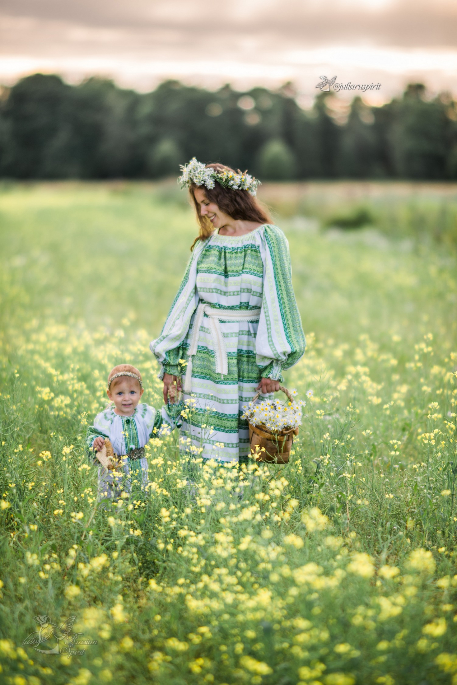 Мама с дочкой в поле с цветами