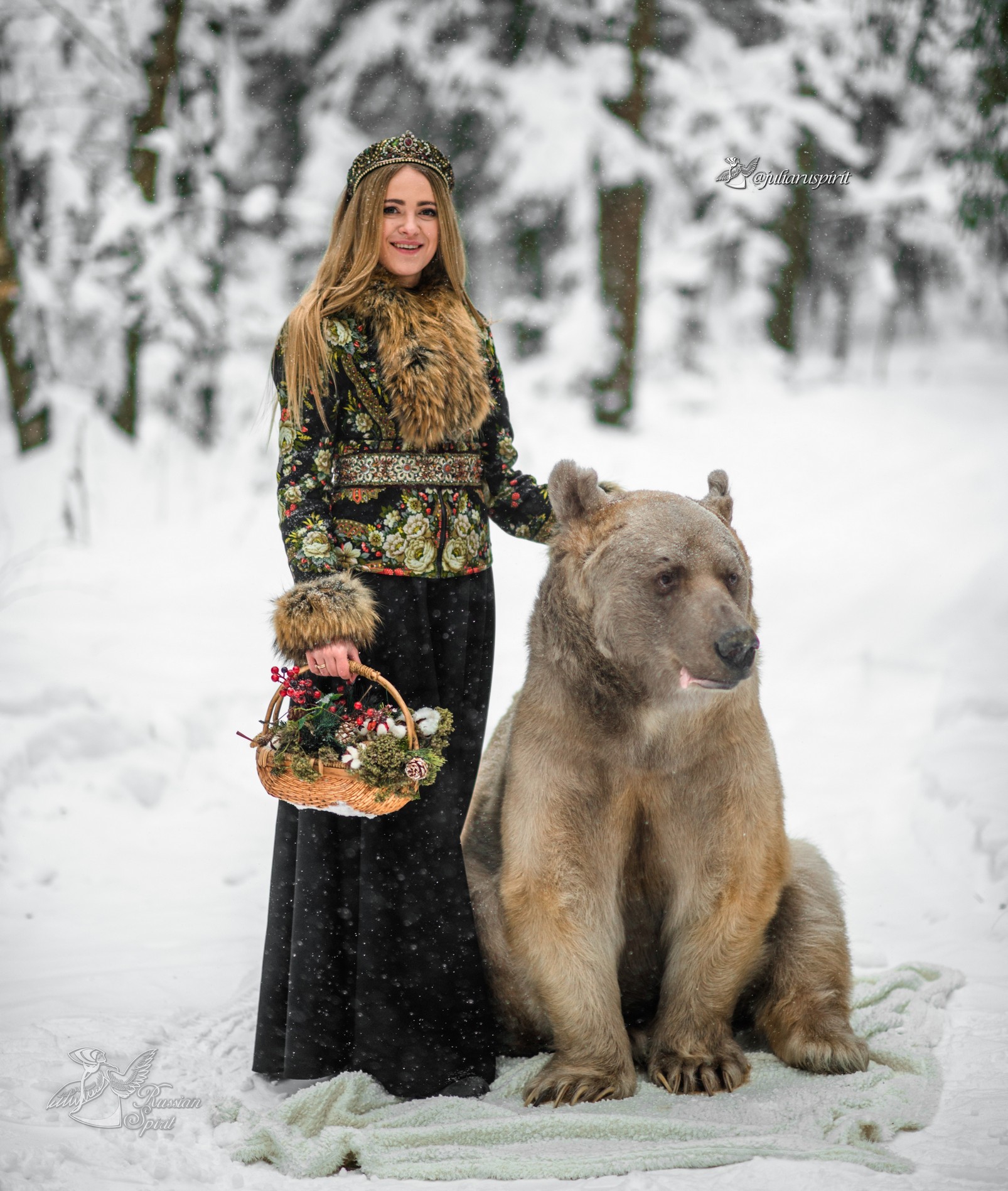 Девушка гладит медведя Степана