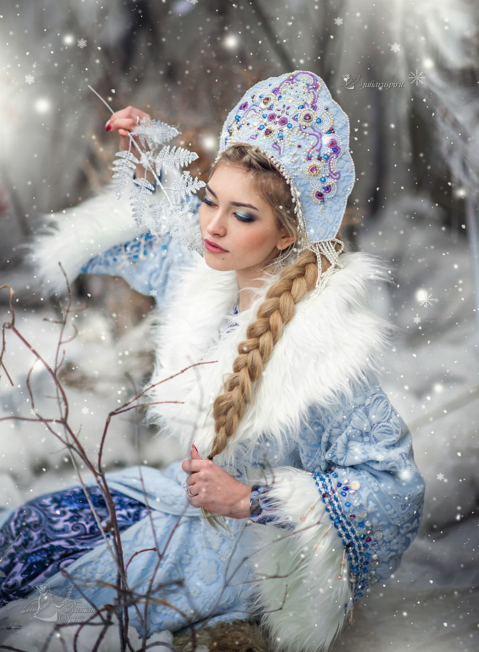 Снегурочка - девушка в  кафтане, расшитом бусинами 