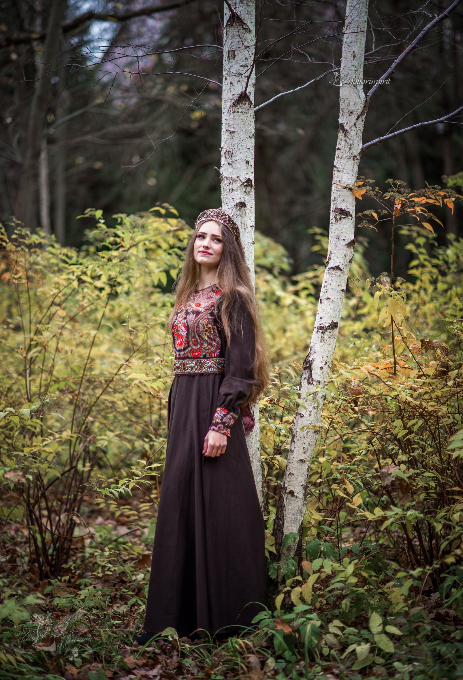 Девушка в коричневом платье в русском стиле у березки