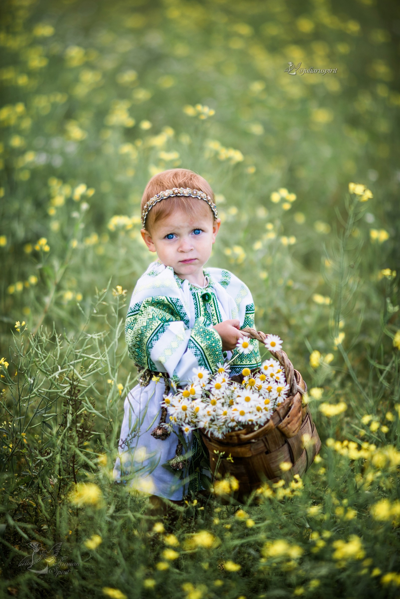 девочка в русском народном сарафане в поле с корзиной ромашек