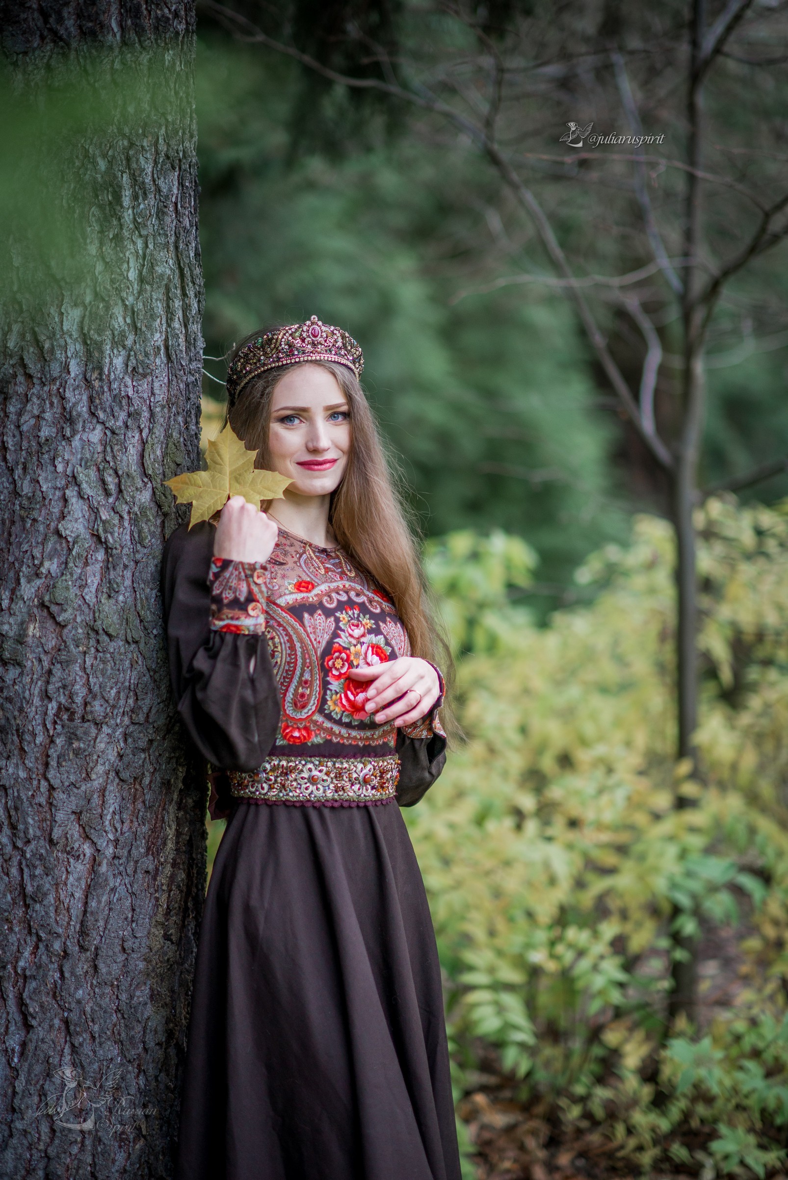 Девушка в коричневом платье в русском стиле и кокошнике