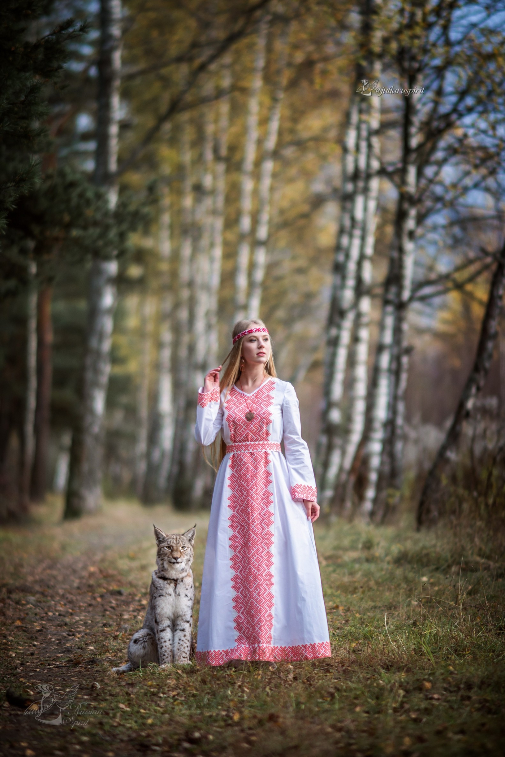 девушка в платье со славянским орнаментом  в березовой аллее