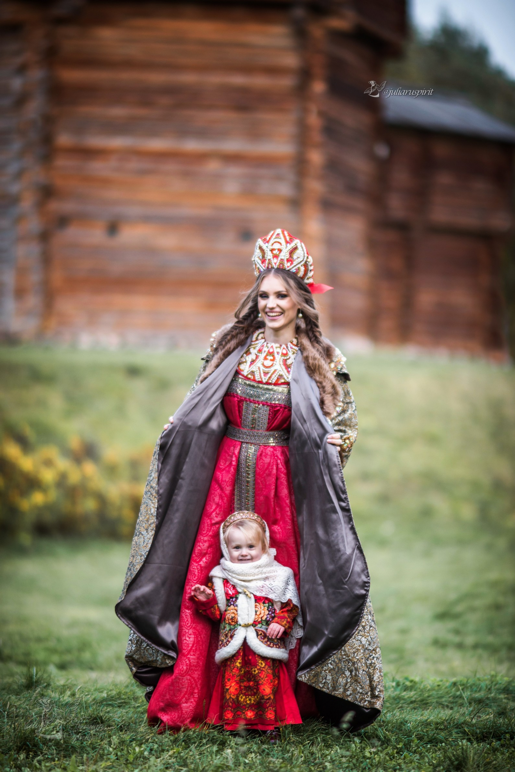 мама с дочкой на фоне деревянного кремля в русском стиле