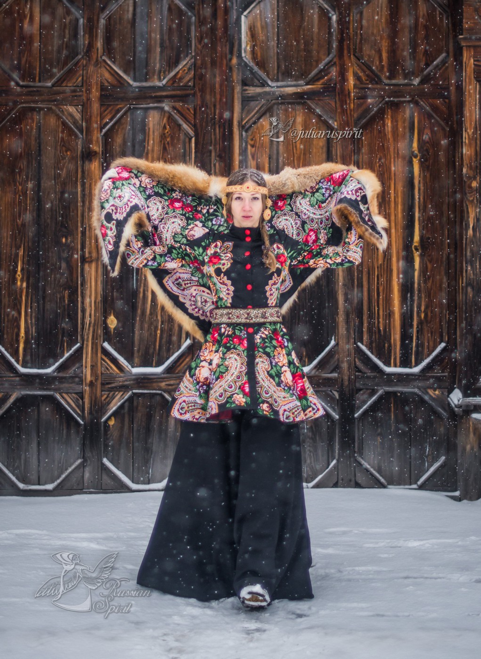 девушка на фоне деревянных ворот в русском стиле