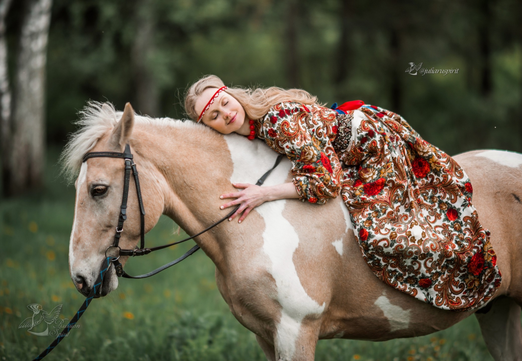 Девушка в русском народном платье фотосессия с лошадью