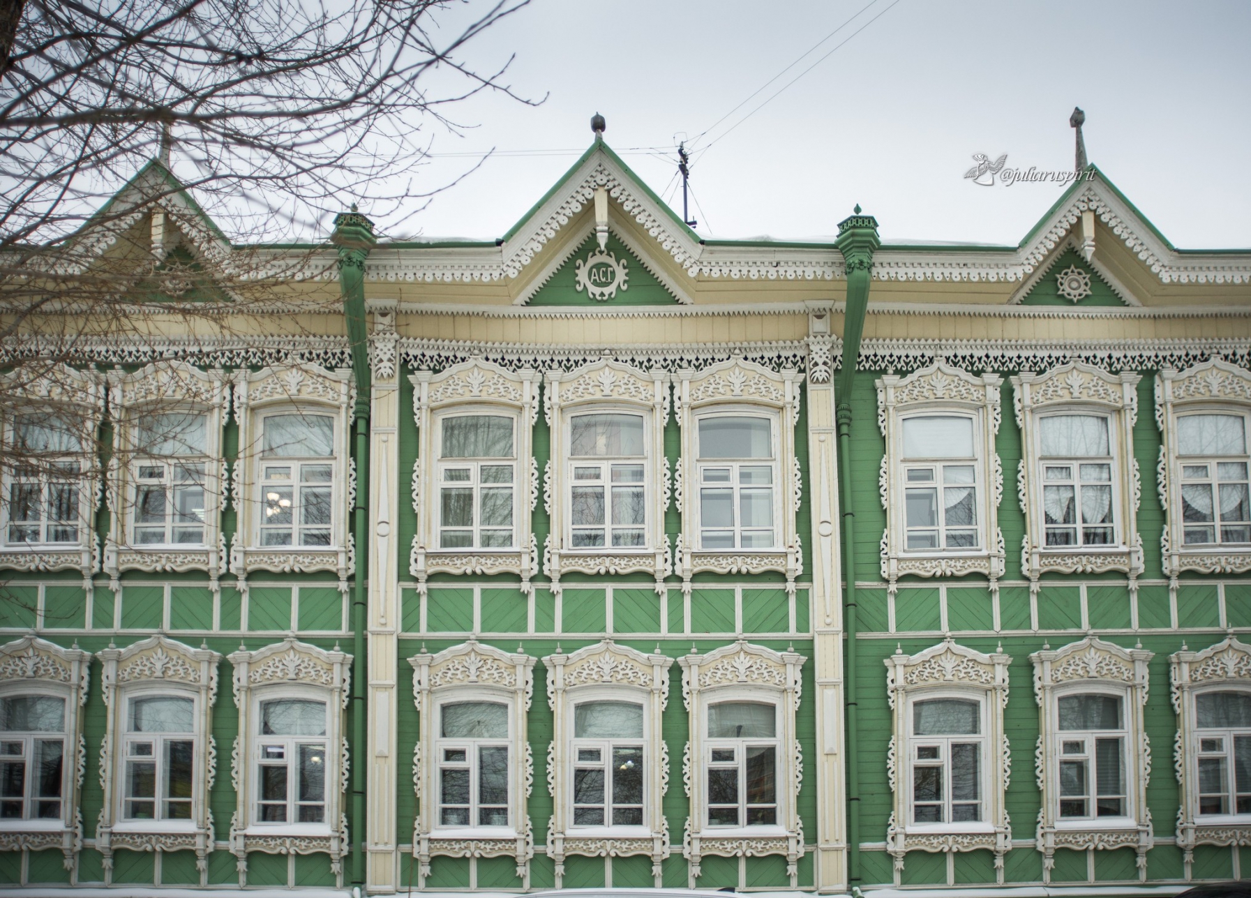 Деревянный дом с узорами в Томске