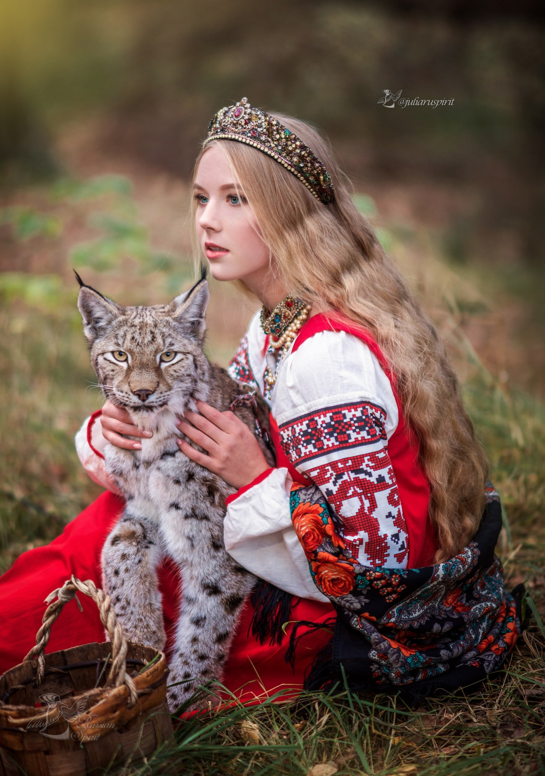 девушка в национальном русском костюме обнимает рысь