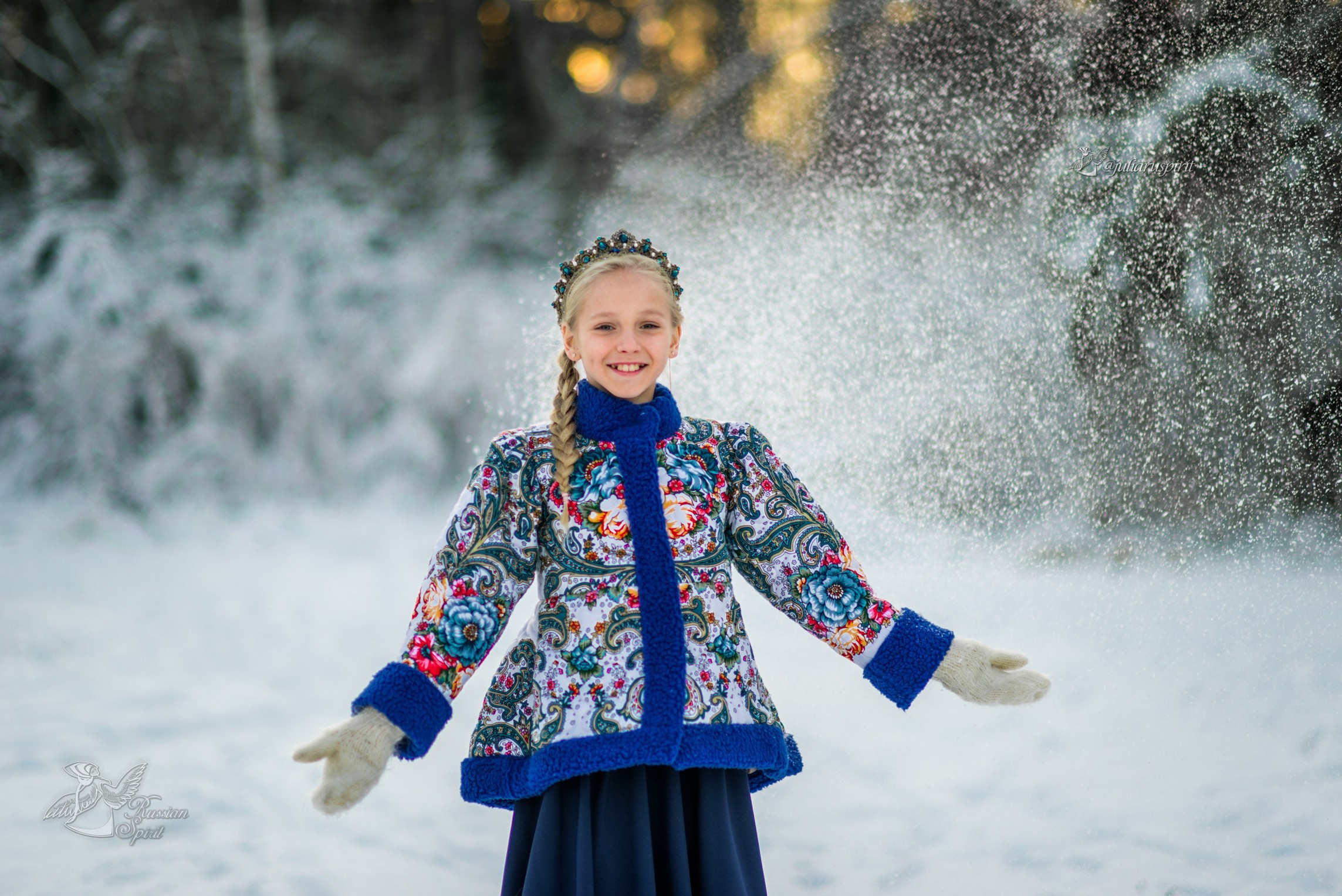 Девочка в зимнем лесу в утепленном жакете из Павлопосадских платков