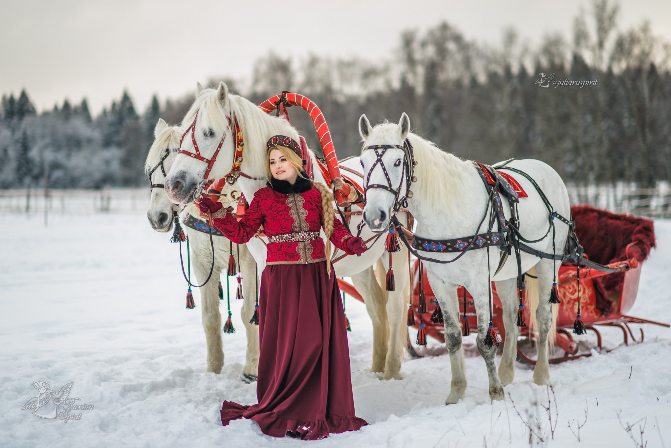 Девушка в русском народном костюме с тройкой лошадей