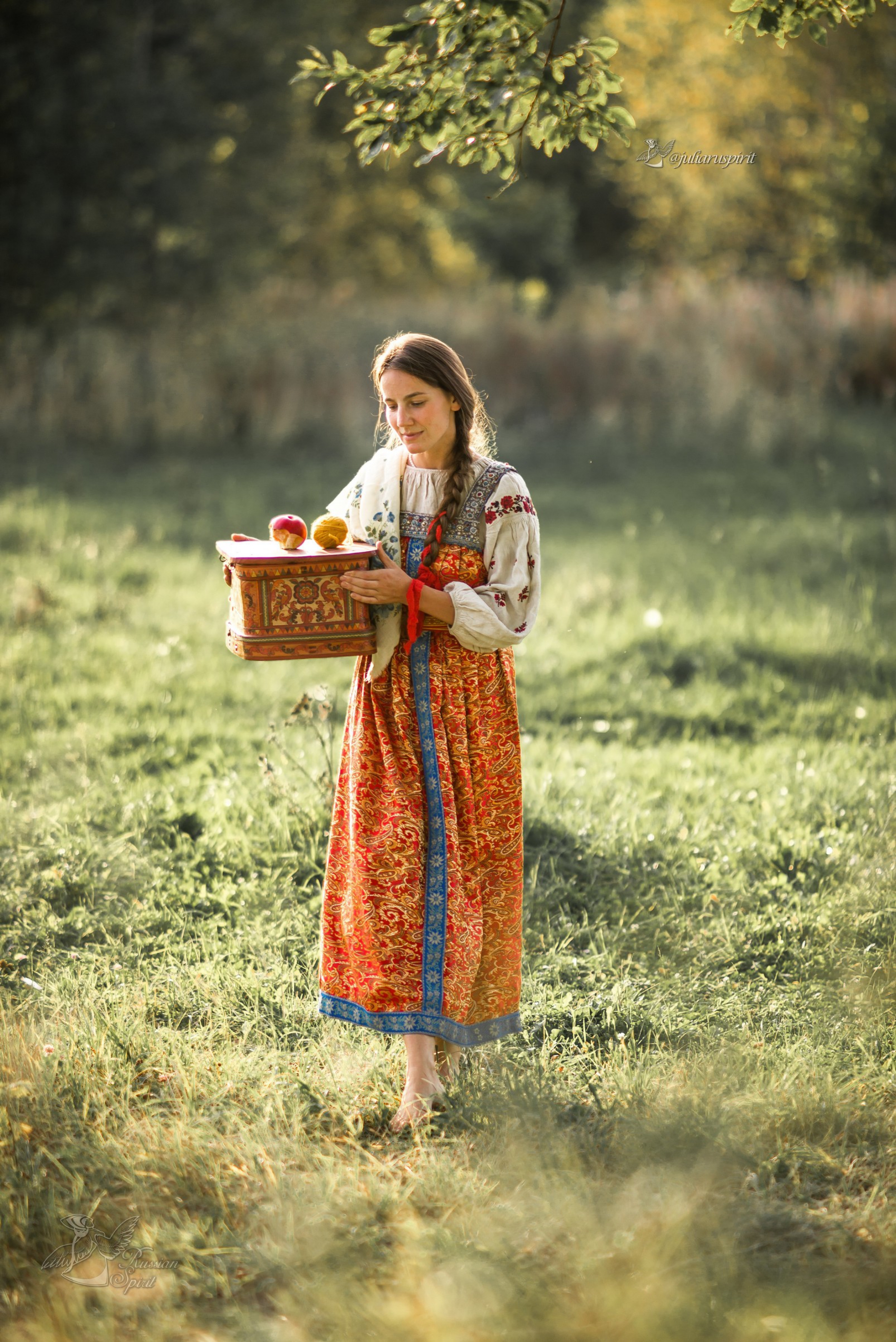 Девушка в платье в русском стиле на лугу