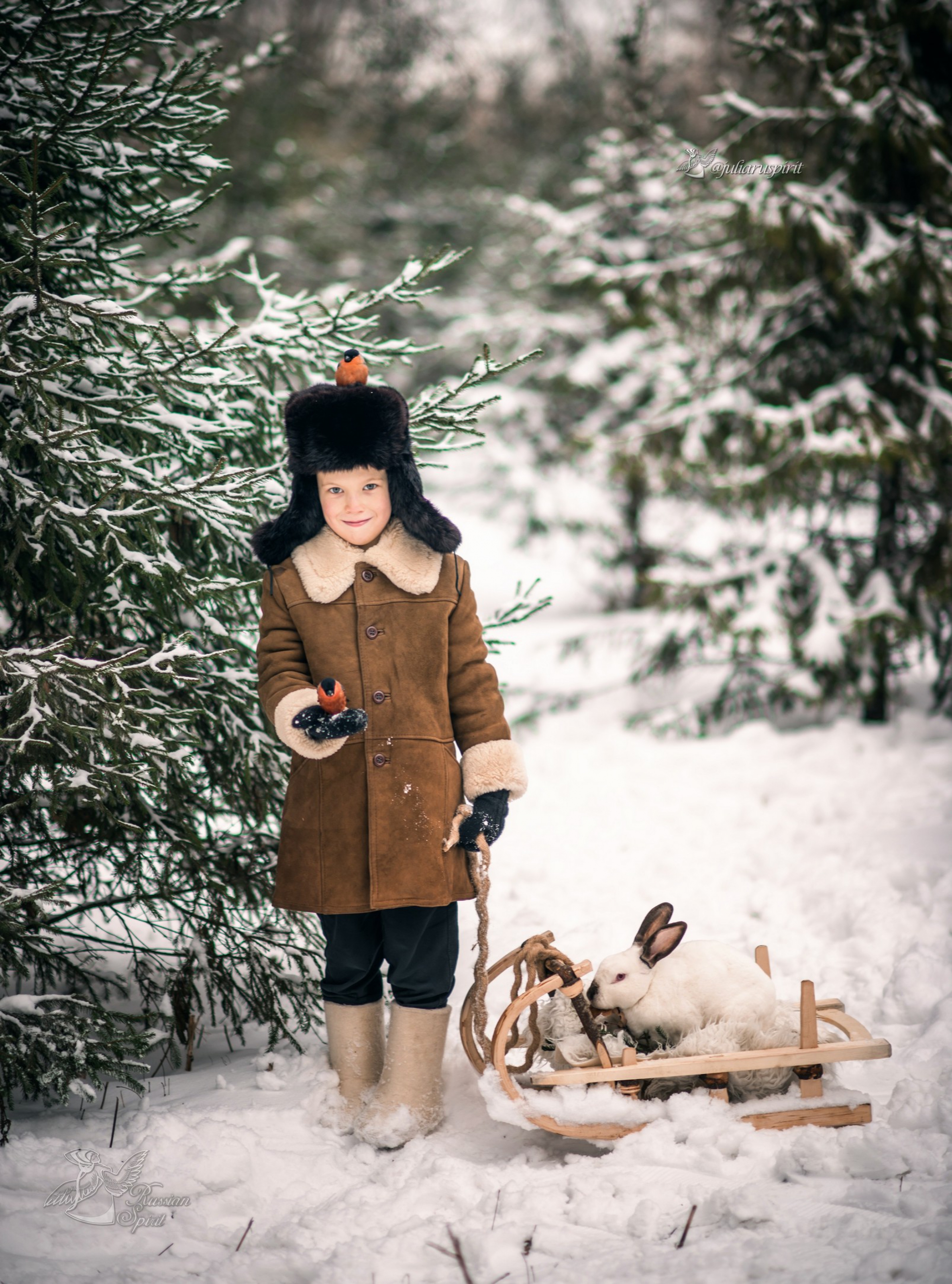 Мальчик в тулупе на фотосессии в русском стиле со снигирями