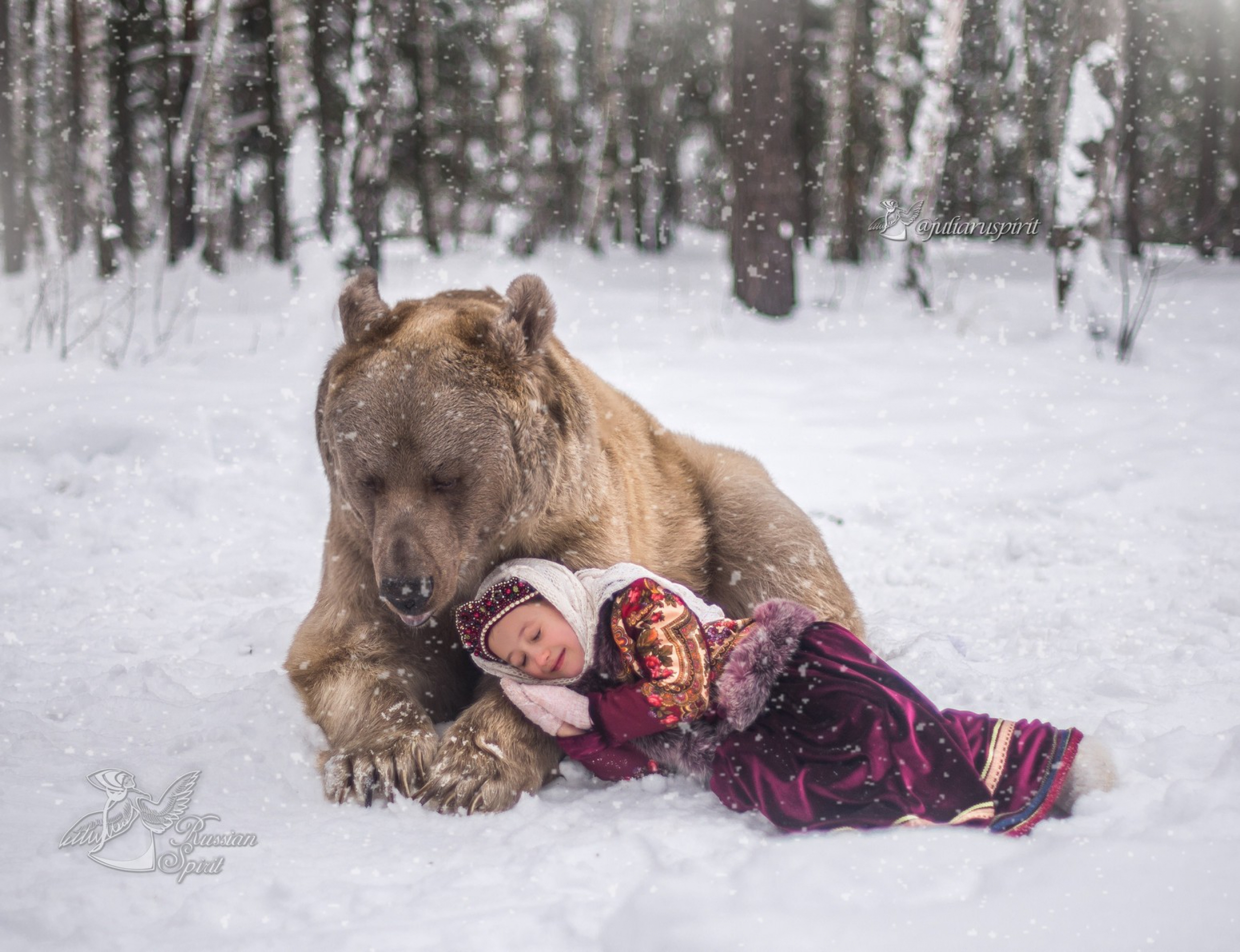 Девочка спит у медведя Степана 