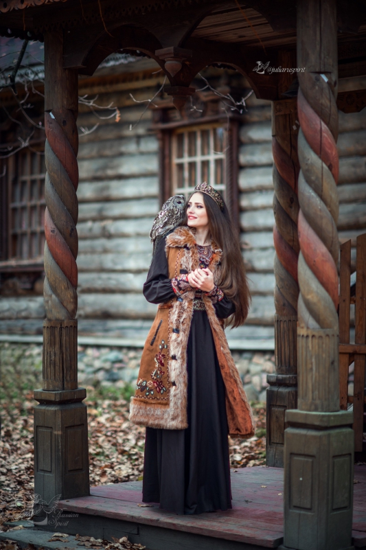 Девушка с совой на плече у терема в Алтуфьево на фотосессии
