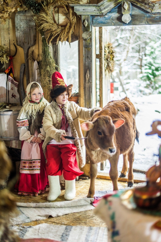 Дети с бычком в старинном доме в русском стиле