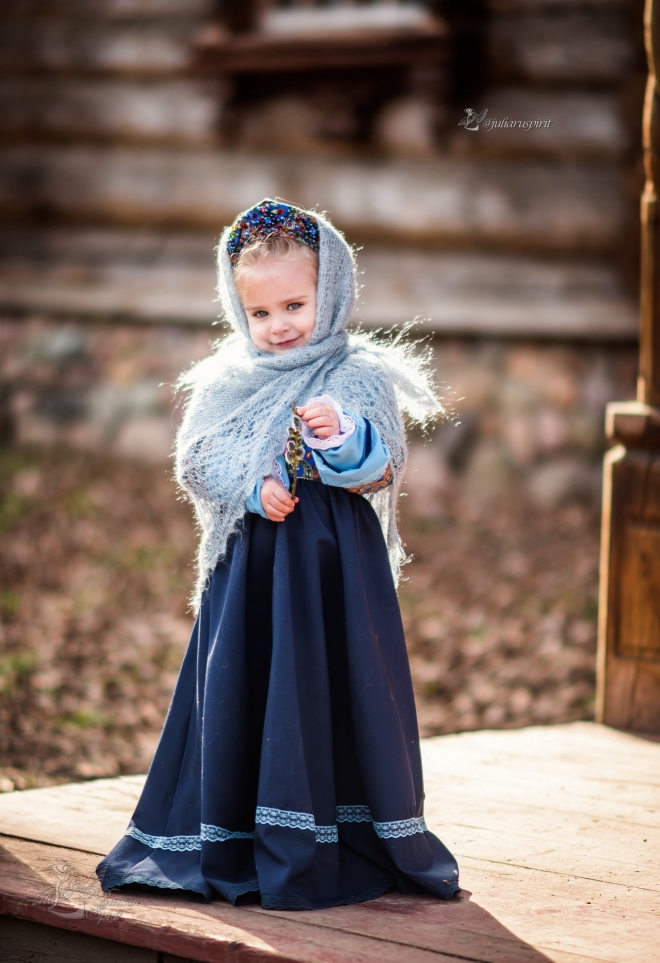 Девочка в национальном русском платье в пуховом платке