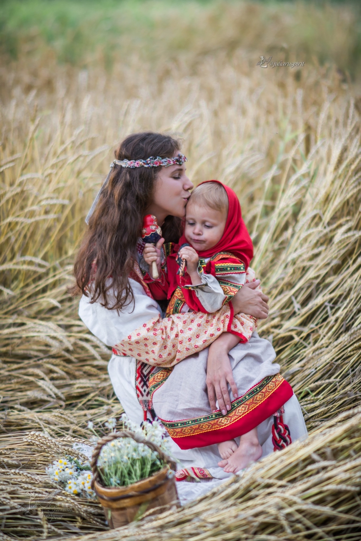 Мама с дочкой в поле в национальных костюмах