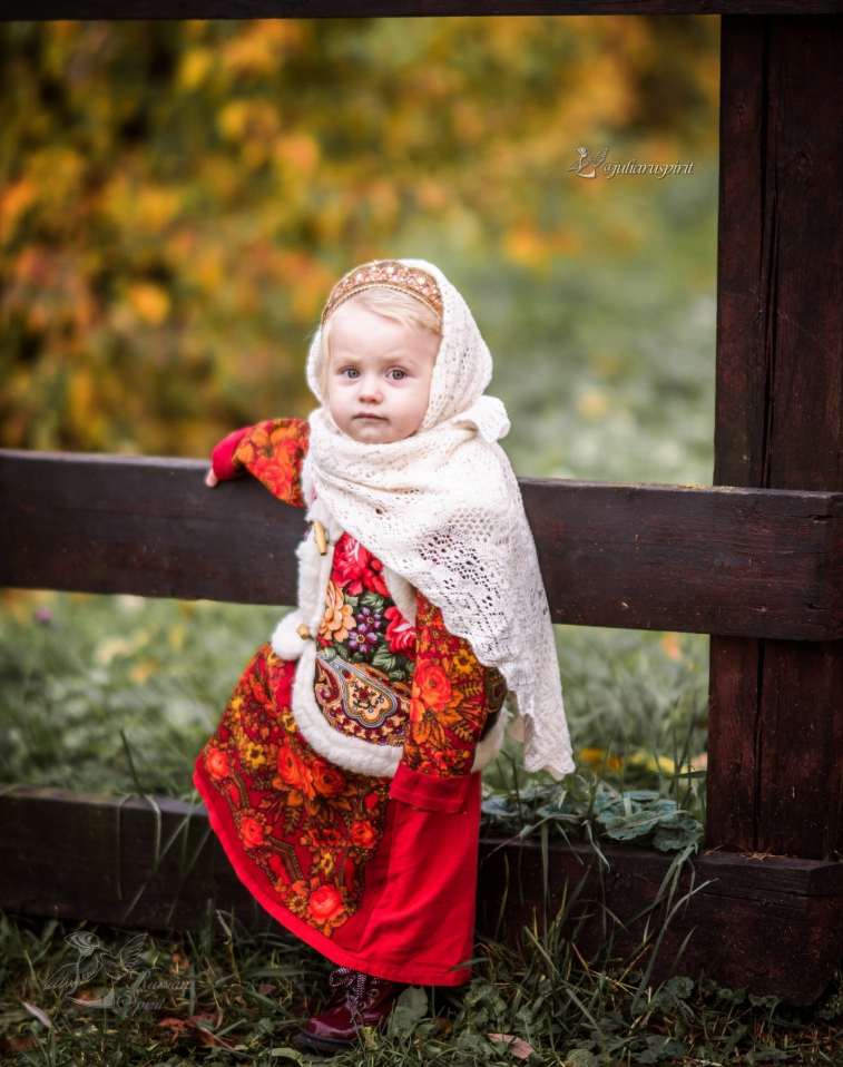 Девочка в национальном русском платье с жилетом