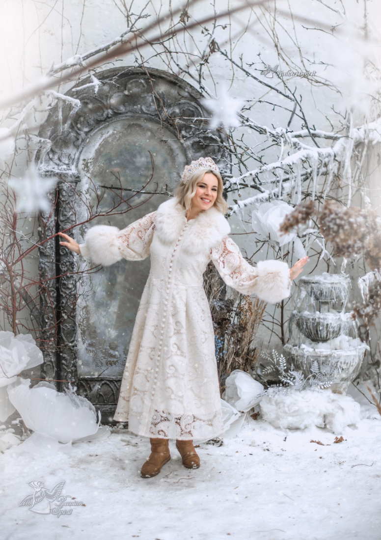 Зимняя фотосессия девушки в нежном кружевном платье
