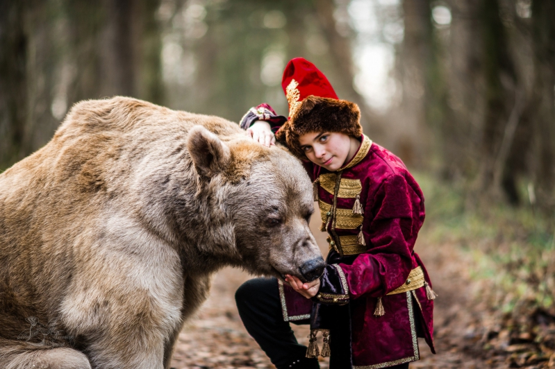 Мальчик в костюме в русском стиле с медведем